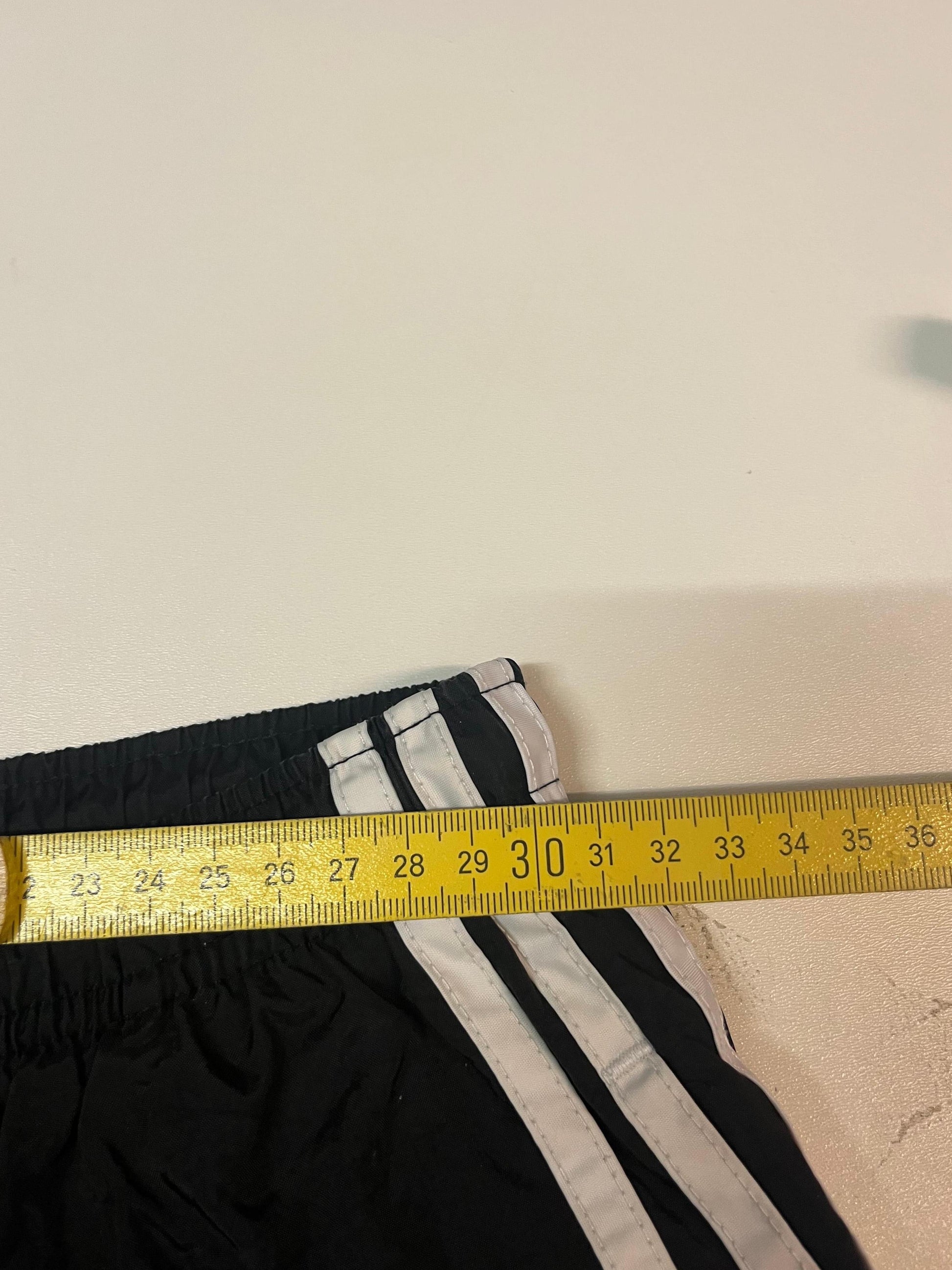 Entdecke unsere Vintage Track Pants von Nike und anderen Marken, erhältlich bei Valuxery.de - Dein Shop für trendige Vintage - Kleidung. Unsere Track Pants sind aus hochwertigen Materialien und