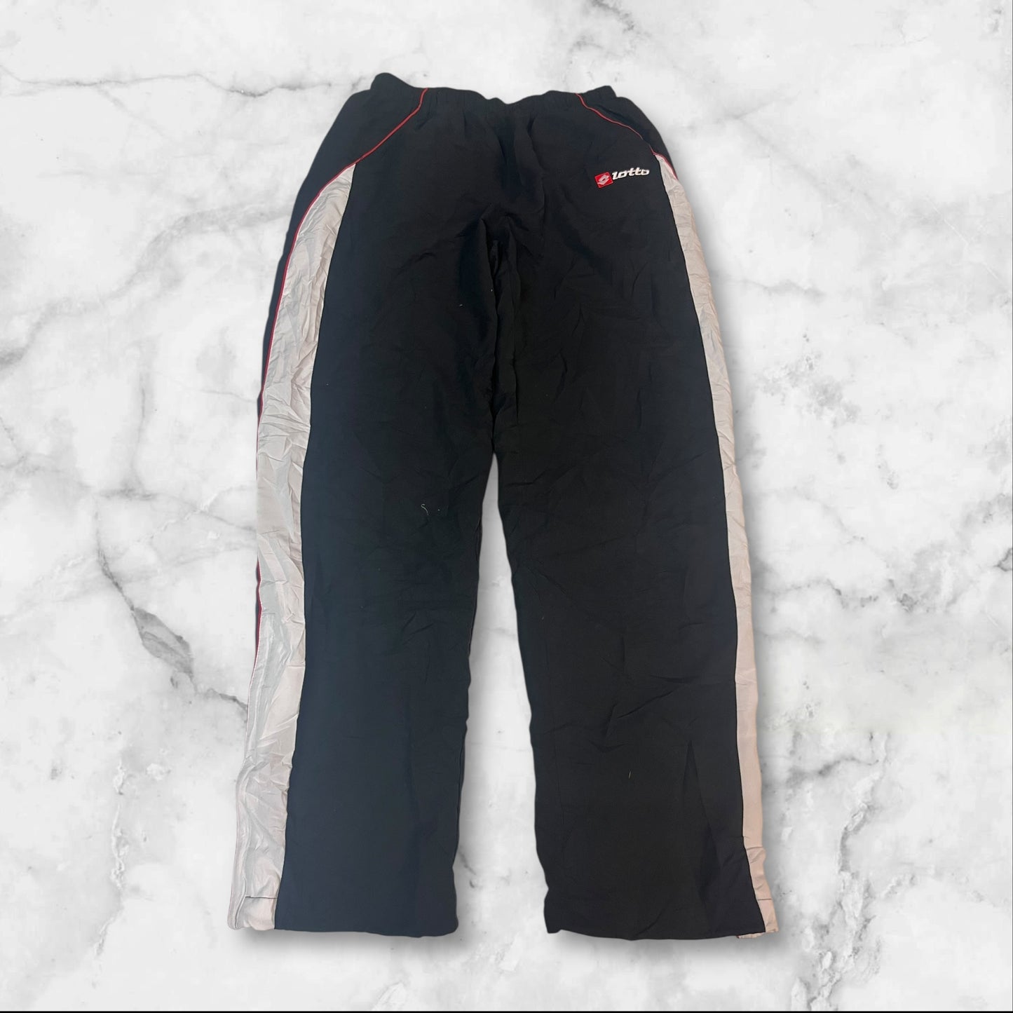 Entdecke unsere Vintage Track Pants von Nike und anderen Marken, erhältlich bei Valuxery.de - Dein Shop für trendige Vintage - Kleidung. Unsere Track Pants sind aus hochwertigen Materialien und