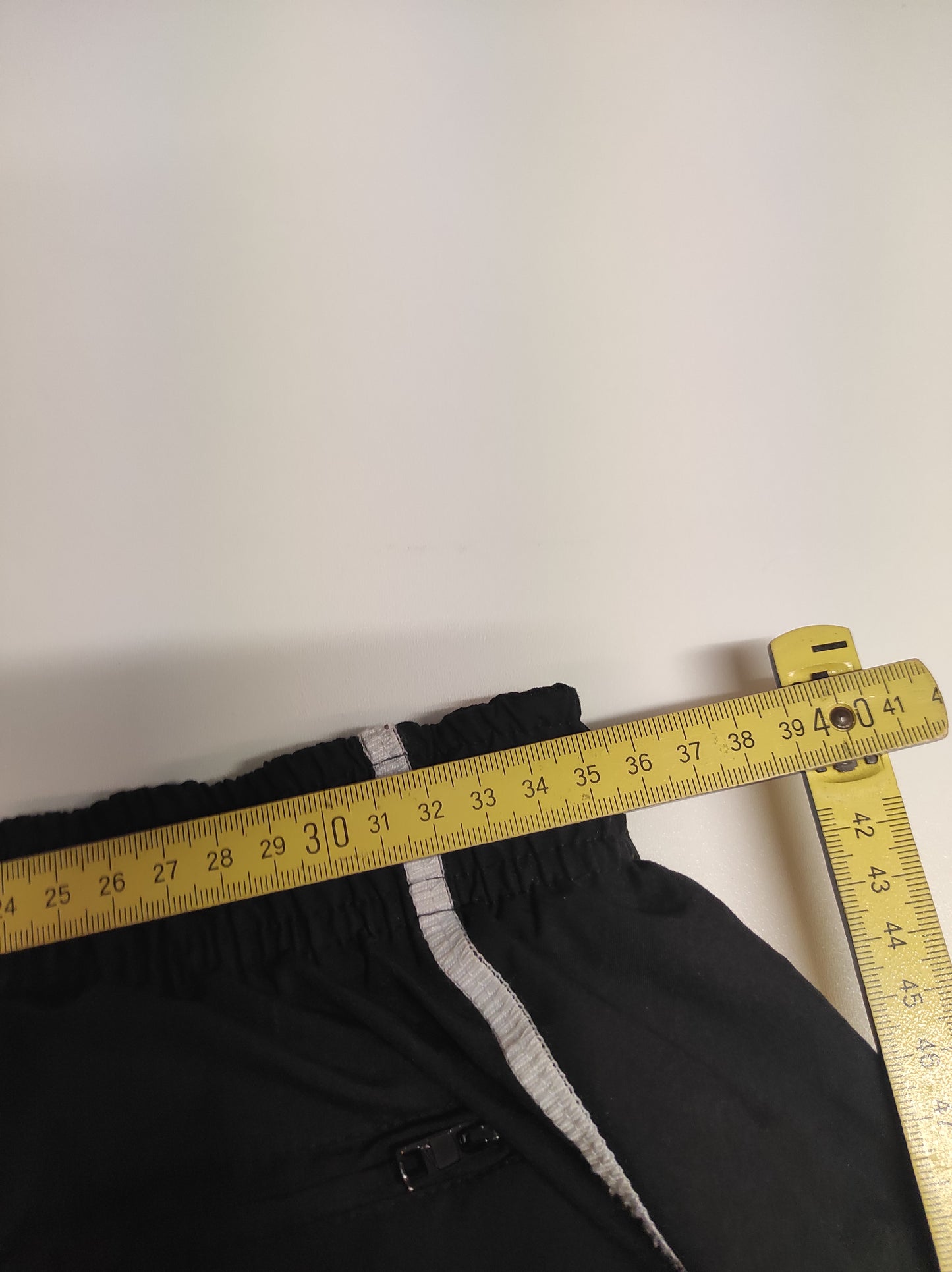 Entdecke unsere Vintage Track Pants von Nike und anderen Marken, erhältlich bei Valuxery.de - Dein Shop für trendige Vintage - Kleidung. Unsere Track Pants sind aus hochwertigen Materialien und