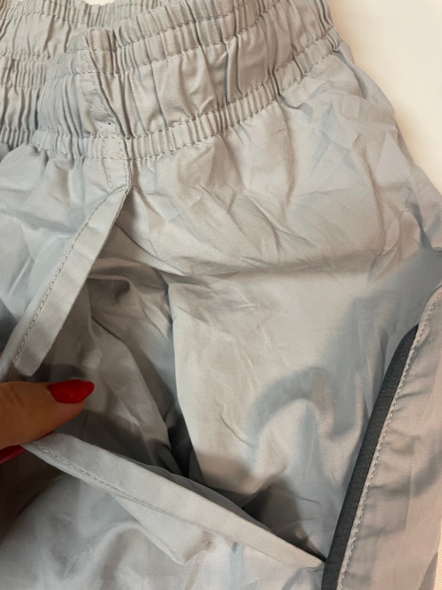 Entdecke unsere Vintage Track Pants von Nike und anderen Marken, erhältlich bei Valuxery.de - Dein Shop für trendige Vintage - Kleidung. Unsere Track Pants sind aus hochwertigen Materialien und