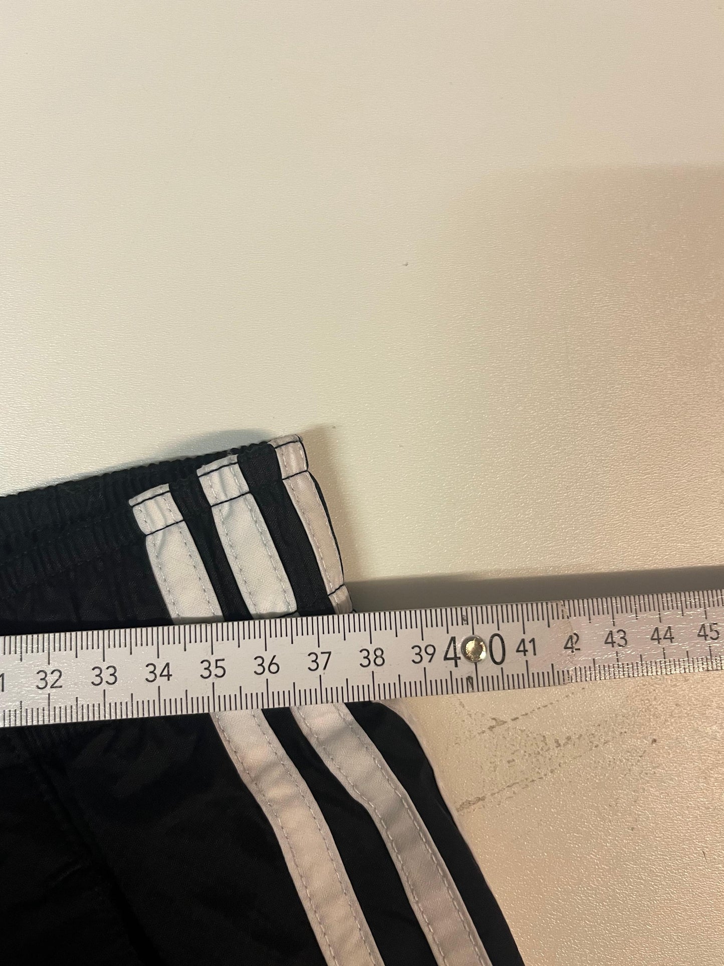 Entdecke unsere Vintage Track Pants von Nike und anderen Marken, erhältlich bei Valuxery.de - Dein Shop für trendige Vintage - Kleidung. Unsere Track Pants sind aus hochwertigen Materialien und