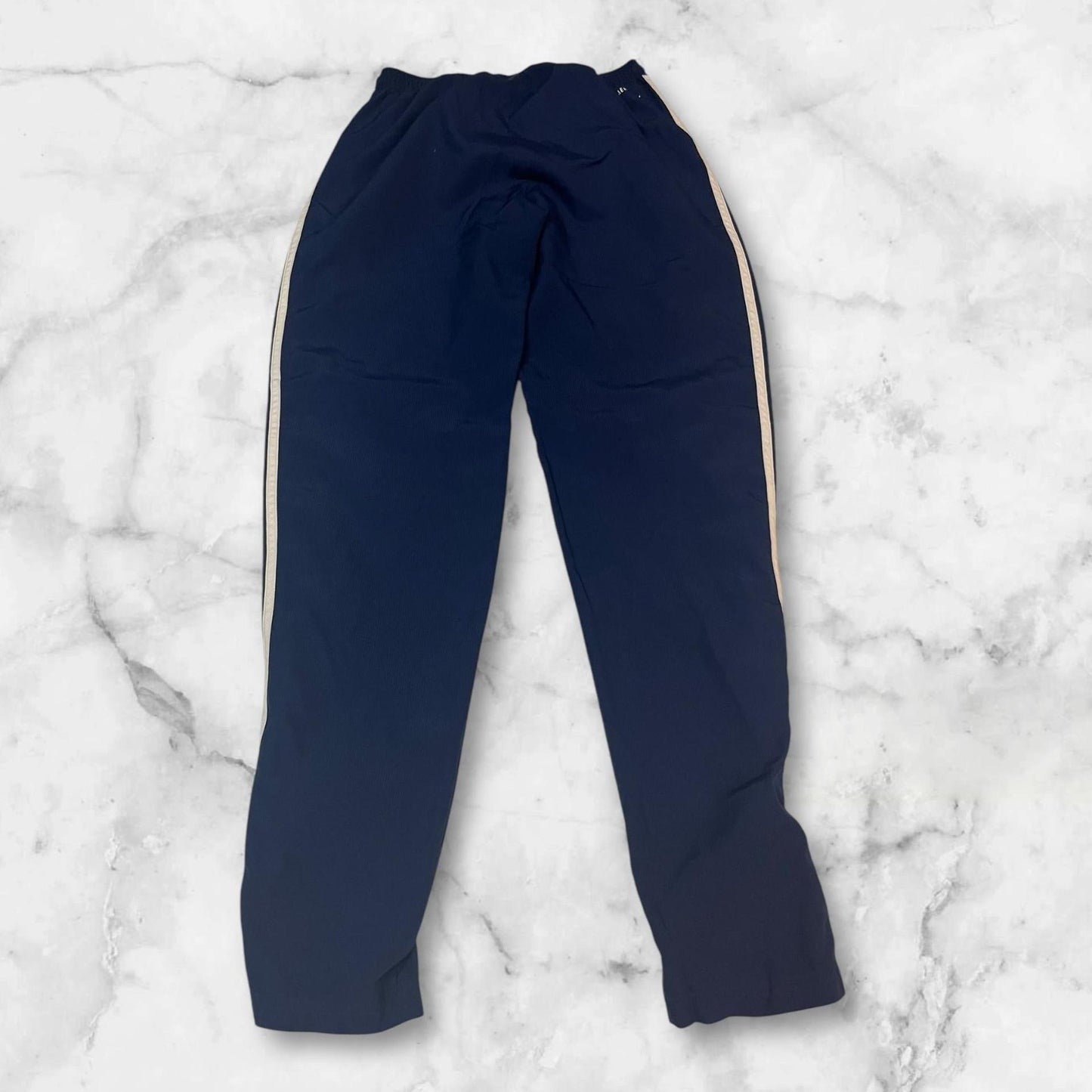 Entdecke unsere Vintage Track Pants von Nike und anderen Marken, erhältlich bei Valuxery.de - Dein Shop für trendige Vintage - Kleidung. Unsere Track Pants sind aus hochwertigen Materialien und