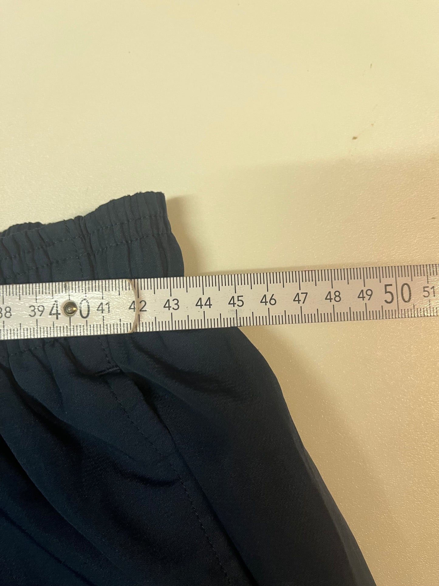 Entdecke unsere Vintage Track Pants von Nike und anderen Marken, erhältlich bei Valuxery.de - Dein Shop für trendige Vintage - Kleidung. Unsere Track Pants sind aus hochwertigen Materialien und