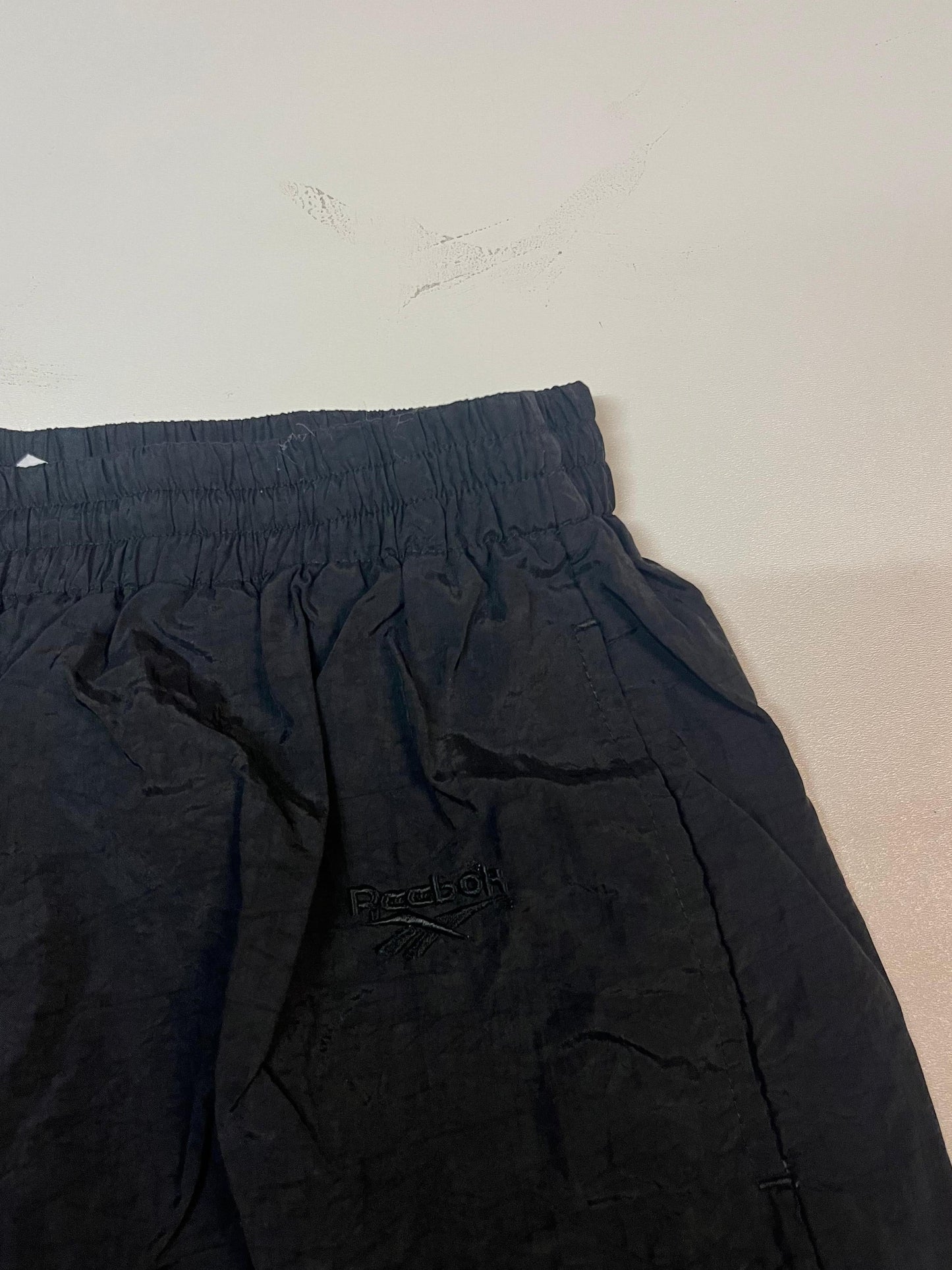 Entdecke unsere Vintage Track Pants von Nike und anderen Marken, erhältlich bei Valuxery.de - Dein Shop für trendige Vintage - Kleidung. Unsere Track Pants sind aus hochwertigen Materialien und