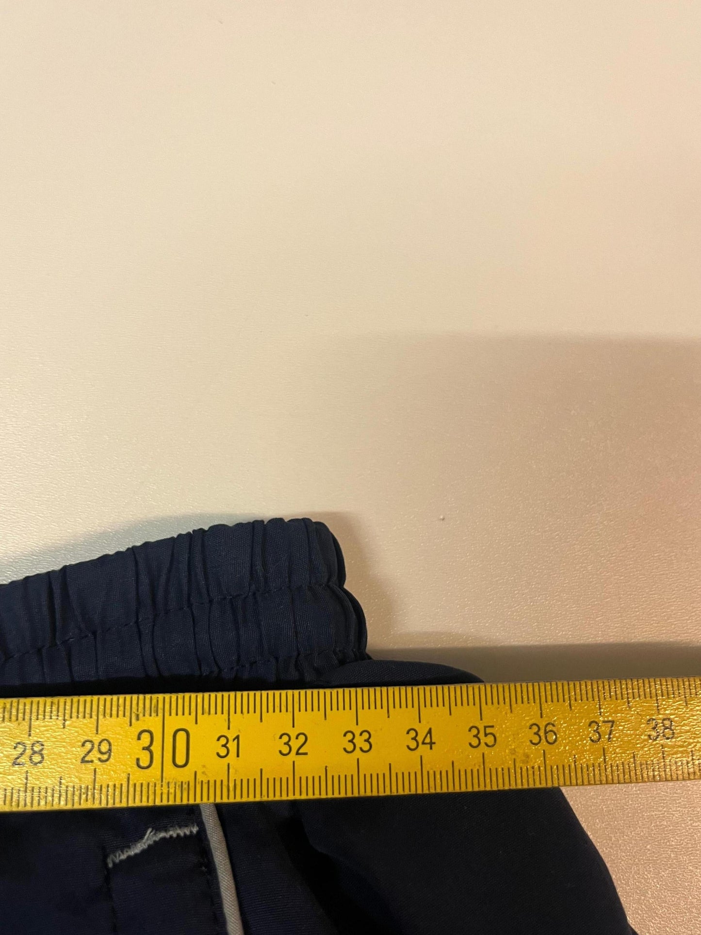 Entdecke unsere Vintage Track Pants von Nike und anderen Marken, erhältlich bei Valuxery.de - Dein Shop für trendige Vintage - Kleidung. Unsere Track Pants sind aus hochwertigen Materialien und