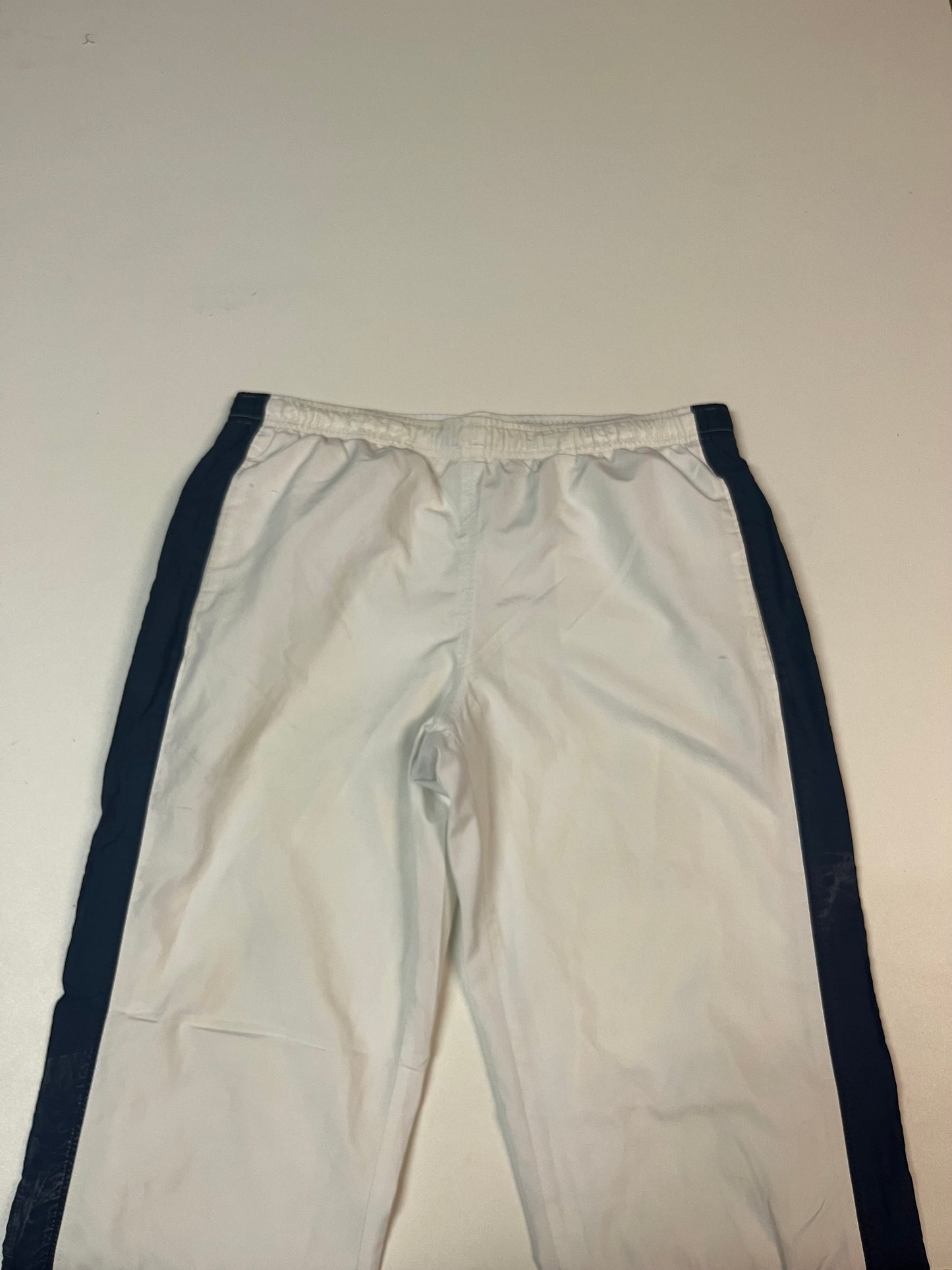 Entdecke unsere Vintage Track Pants von Nike und anderen Marken, erhältlich bei Valuxery.de - Dein Shop für trendige Vintage - Kleidung. Unsere Track Pants sind aus hochwertigen Materialien und