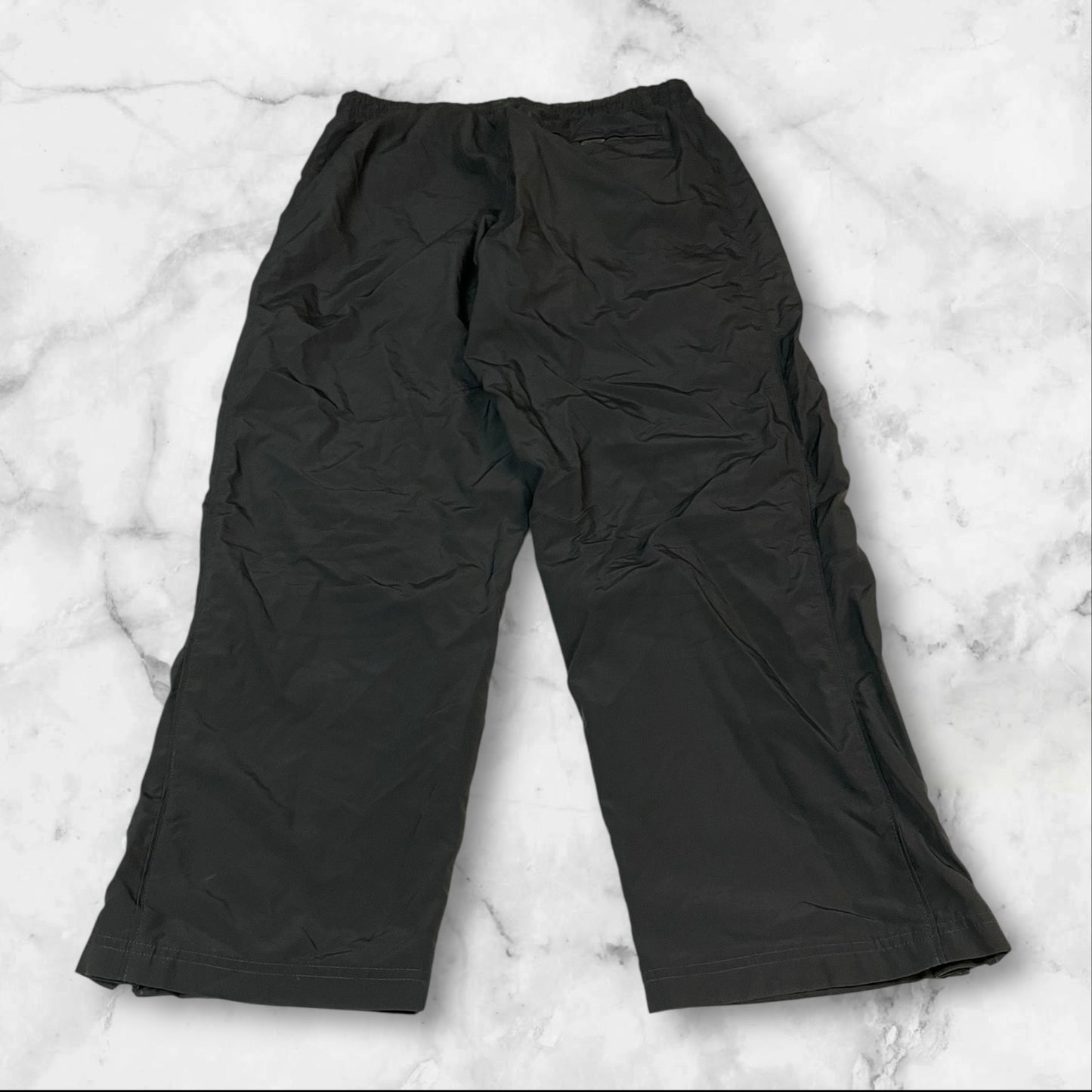 Entdecke unsere Vintage Track Pants von Nike und anderen Marken, erhältlich bei Valuxery.de - Dein Shop für trendige Vintage - Kleidung. Unsere Track Pants sind aus hochwertigen Materialien und