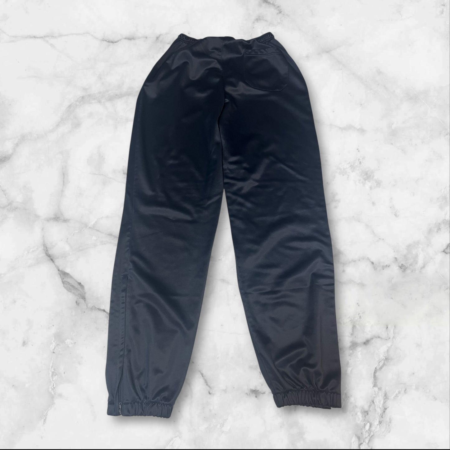 Entdecke unsere Vintage Track Pants von Nike und anderen Marken, erhältlich bei Valuxery.de - Dein Shop für trendige Vintage - Kleidung. Unsere Track Pants sind aus hochwertigen Materialien und