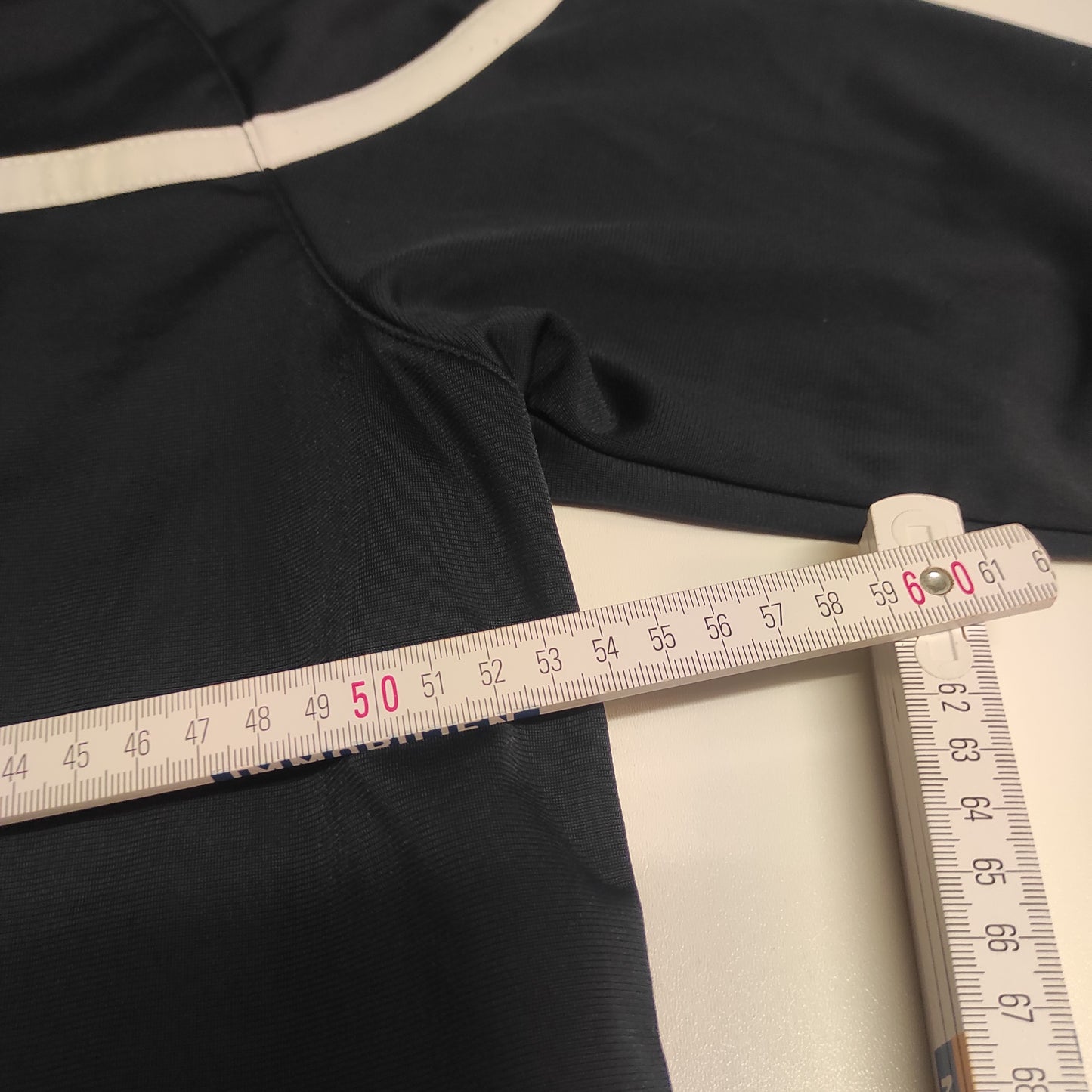 Entdecke unsere Vintage Track Pants von Nike und anderen Marken, erhältlich bei Valuxery.de - Dein Shop für trendige Vintage - Kleidung. Unsere Track Pants sind aus hochwertigen Materialien und