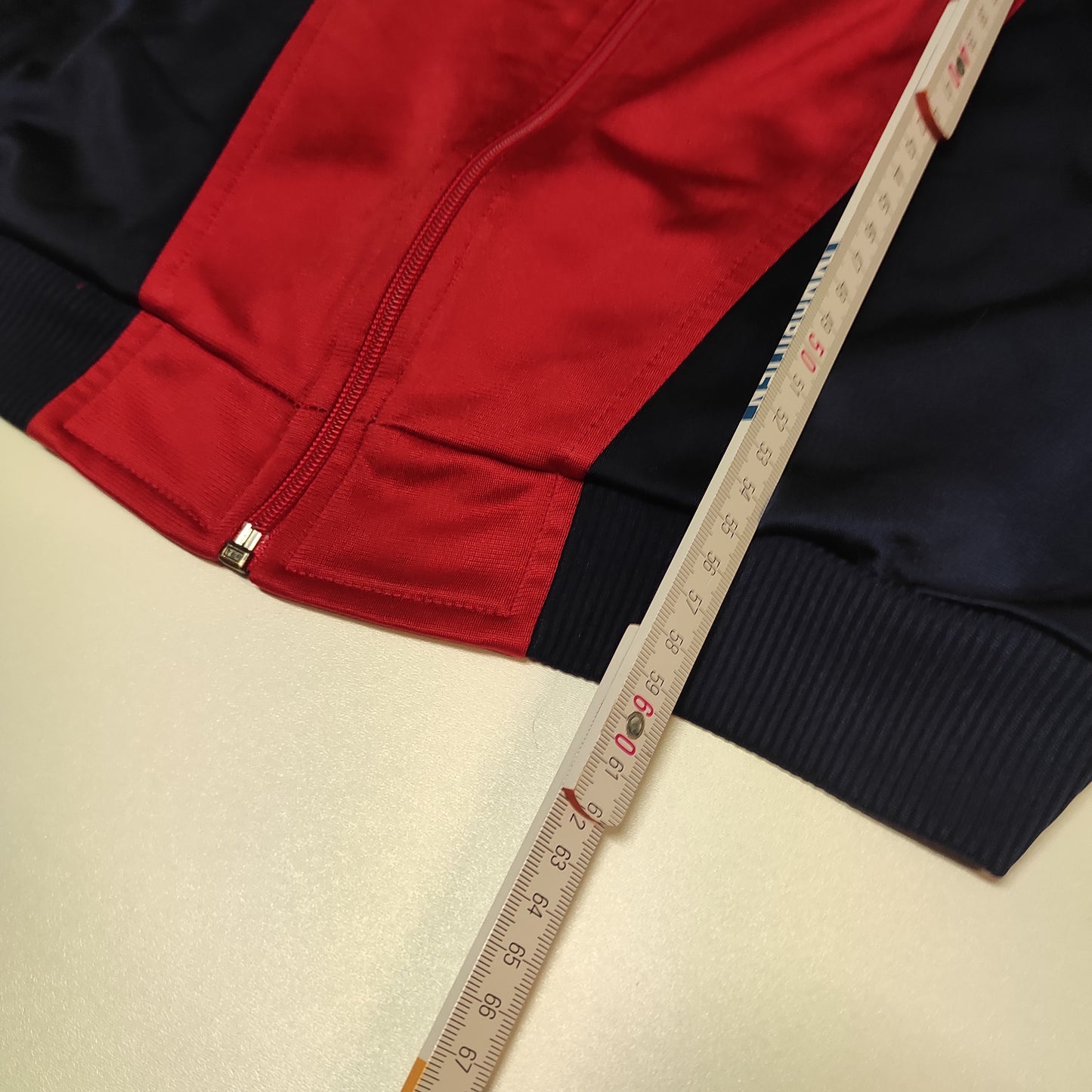 Entdecke unsere Vintage Track Pants von Nike und anderen Marken, erhältlich bei Valuxery.de - Dein Shop für trendige Vintage - Kleidung. Unsere Track Pants sind aus hochwertigen Materialien und