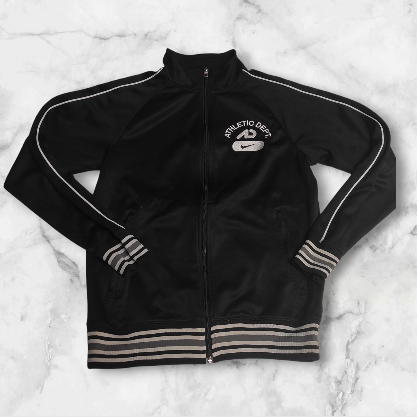 Entdecke unsere Vintage Track Pants von Nike und anderen Marken, erhältlich bei Valuxery.de - Dein Shop für trendige Vintage - Kleidung. Unsere Track Pants sind aus hochwertigen Materialien und