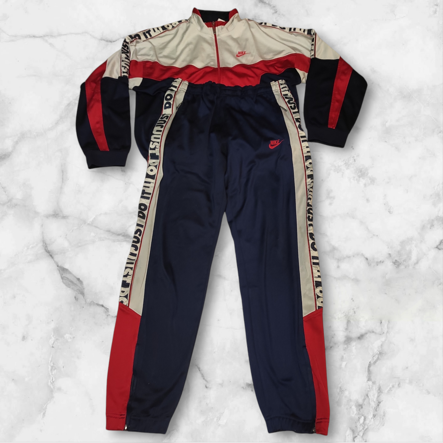 Entdecke unsere Vintage Track Pants von Nike und anderen Marken, erhältlich bei Valuxery.de - Dein Shop für trendige Vintage - Kleidung. Unsere Track Pants sind aus hochwertigen Materialien und