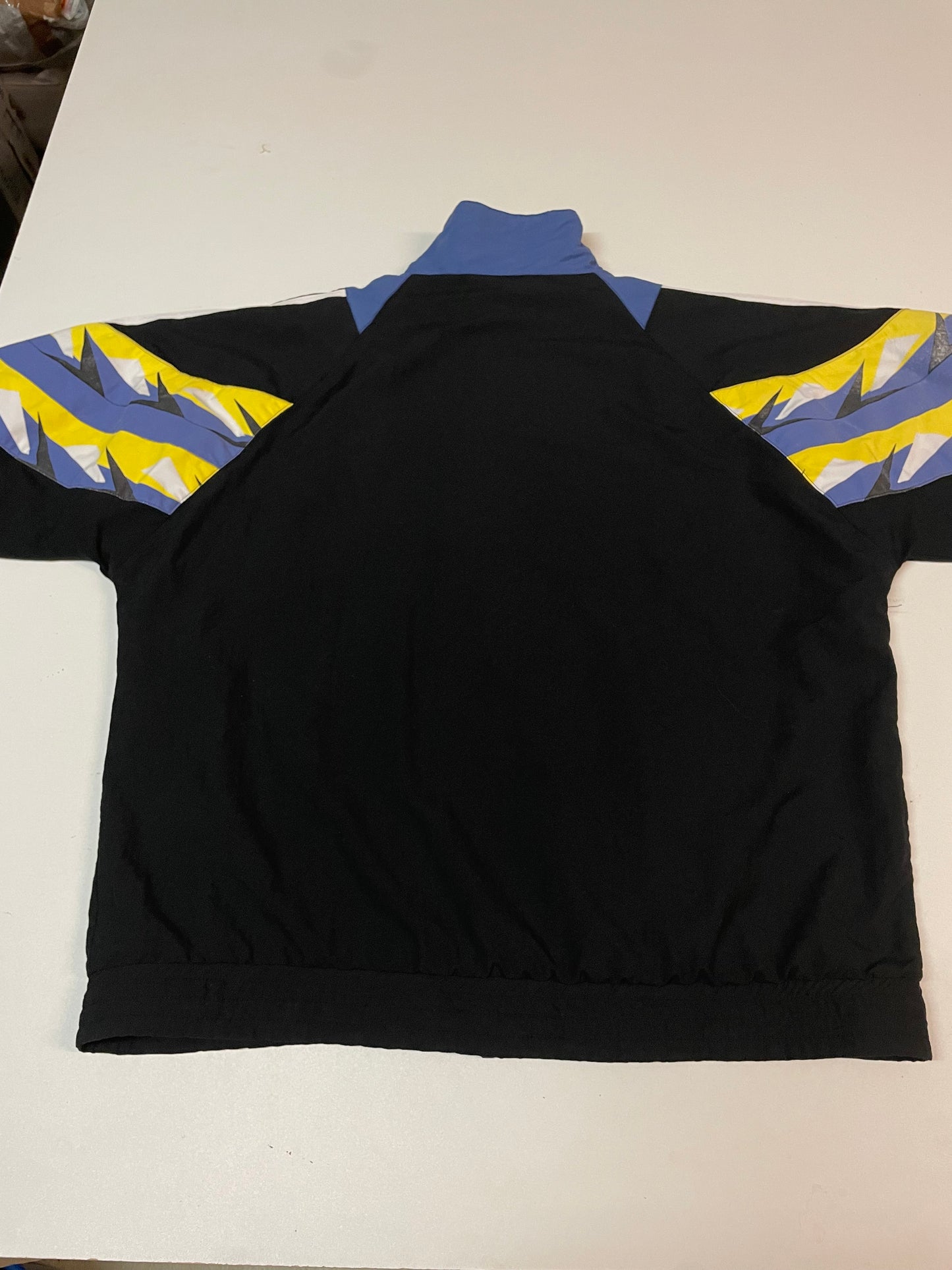Entdecke unsere Vintage Track Pants von Nike und anderen Marken, erhältlich bei Valuxery.de - Dein Shop für trendige Vintage - Kleidung. Unsere Track Pants sind aus hochwertigen Materialien und