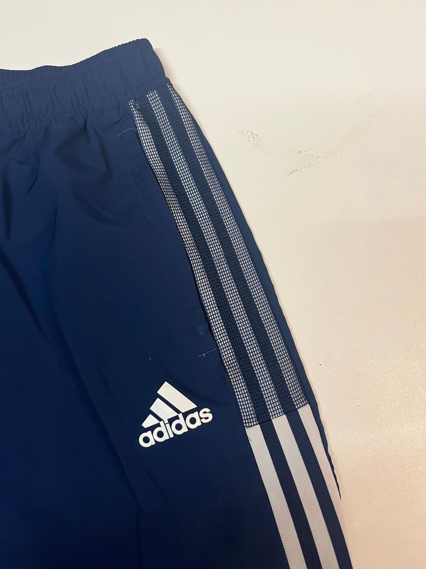Entdecke unsere Vintage Track Pants von Nike und anderen Marken, erhältlich bei Valuxery.de - Dein Shop für trendige Vintage - Kleidung. Unsere Track Pants sind aus hochwertigen Materialien und