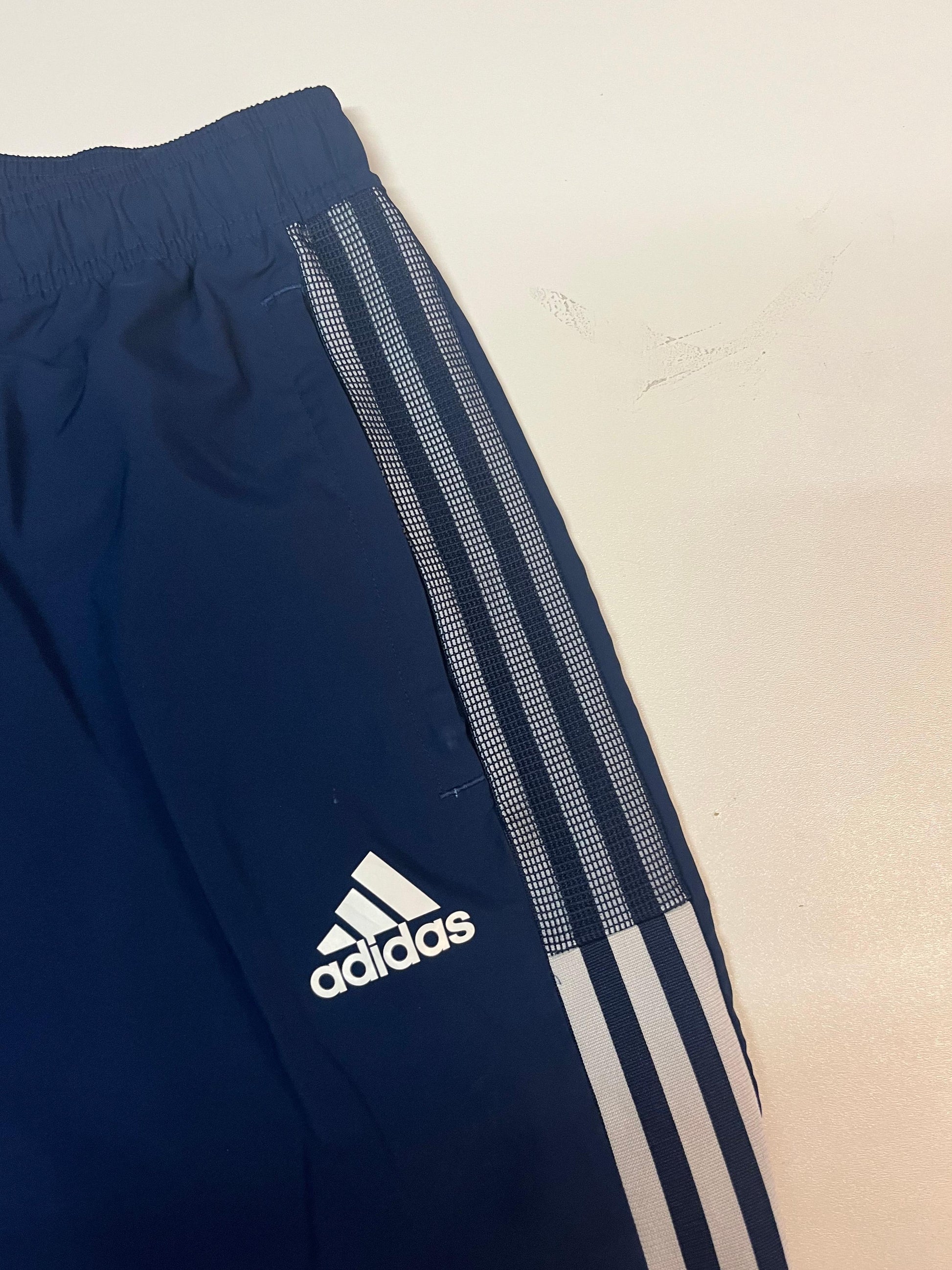 Entdecke unsere Vintage Track Pants von Nike und anderen Marken, erhältlich bei Valuxery.de - Dein Shop für trendige Vintage - Kleidung. Unsere Track Pants sind aus hochwertigen Materialien und