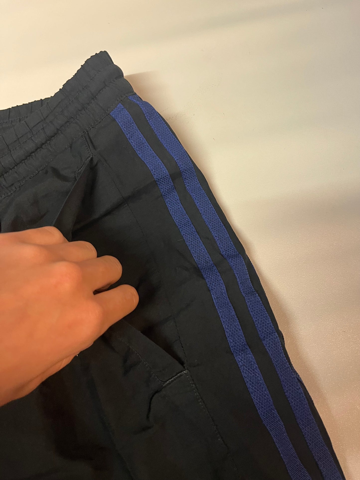 Entdecke unsere Vintage Track Pants von Nike und anderen Marken, erhältlich bei Valuxery.de - Dein Shop für trendige Vintage - Kleidung. Unsere Track Pants sind aus hochwertigen Materialien und
