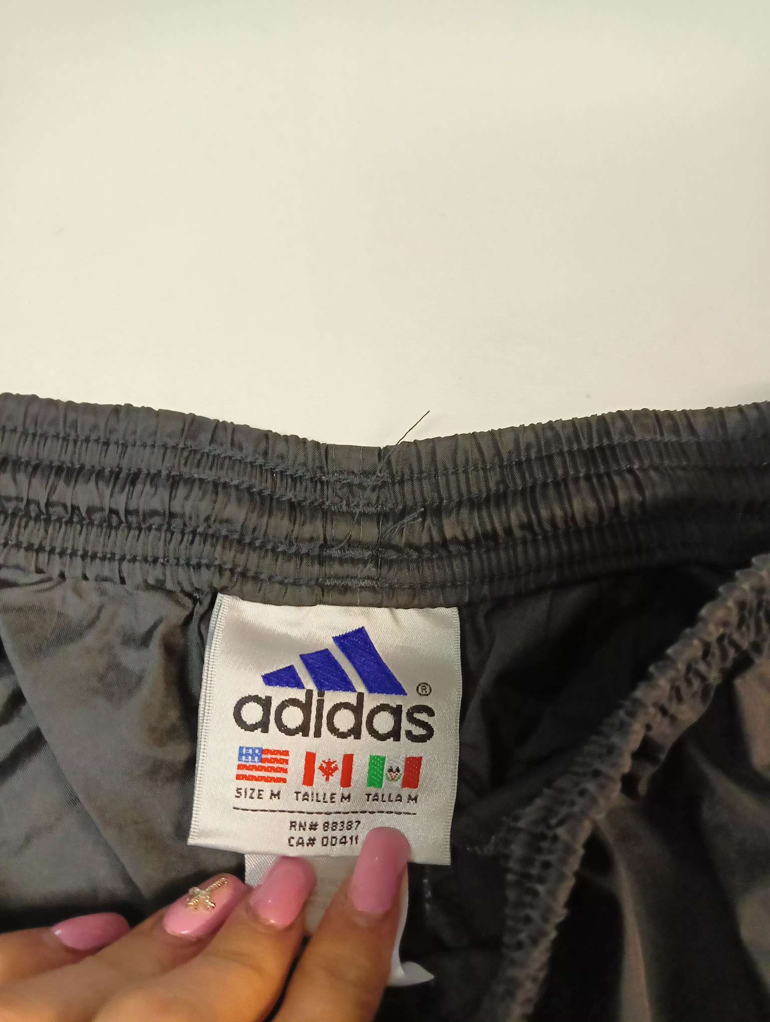 Entdecke unsere Vintage Track Pants von Nike und anderen Marken, erhältlich bei Valuxery.de - Dein Shop für trendige Vintage - Kleidung. Unsere Track Pants sind aus hochwertigen Materialien und