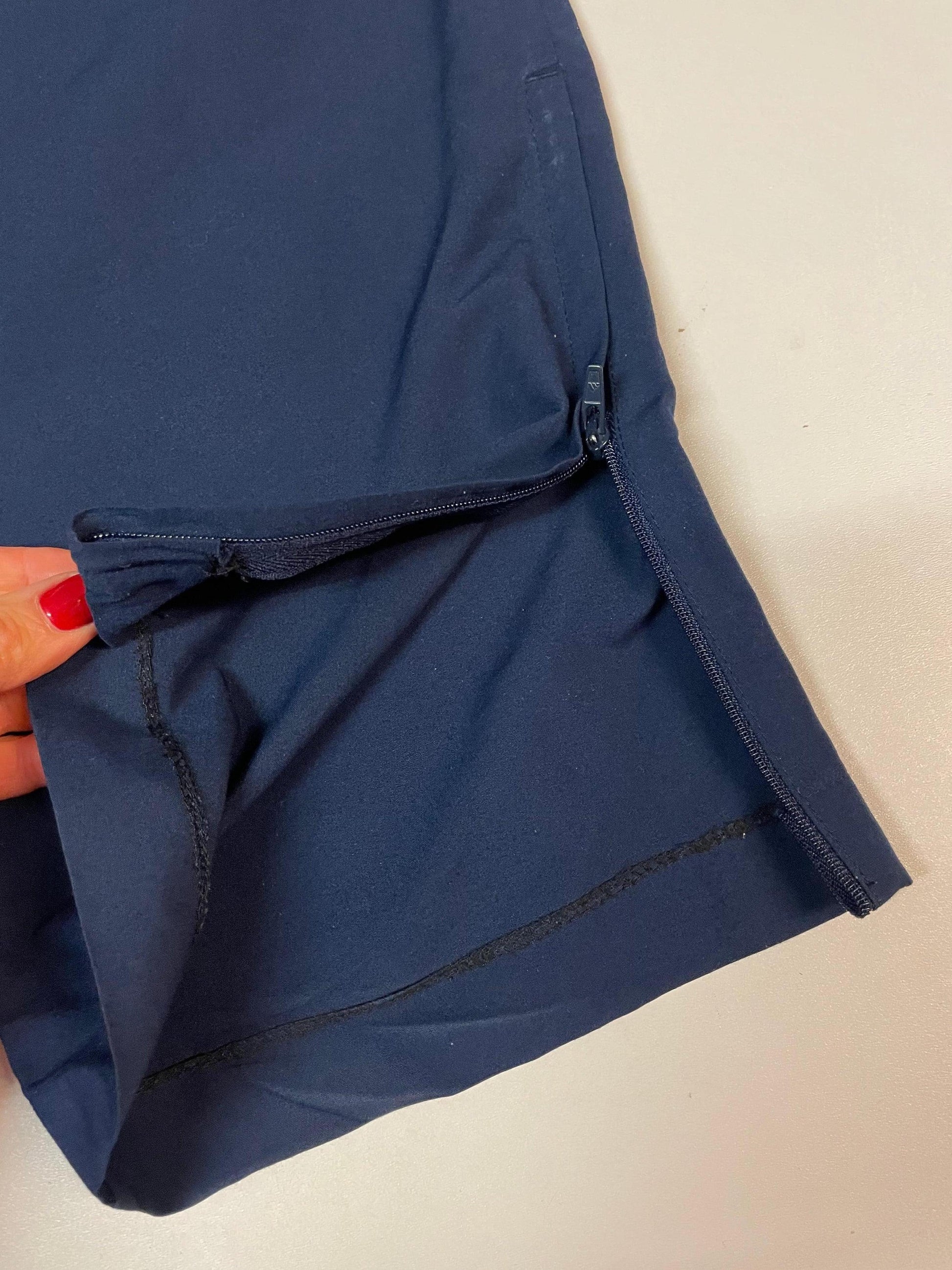 Entdecke unsere Vintage Track Pants von Nike und anderen Marken, erhältlich bei Valuxery.de - Dein Shop für trendige Vintage - Kleidung. Unsere Track Pants sind aus hochwertigen Materialien und