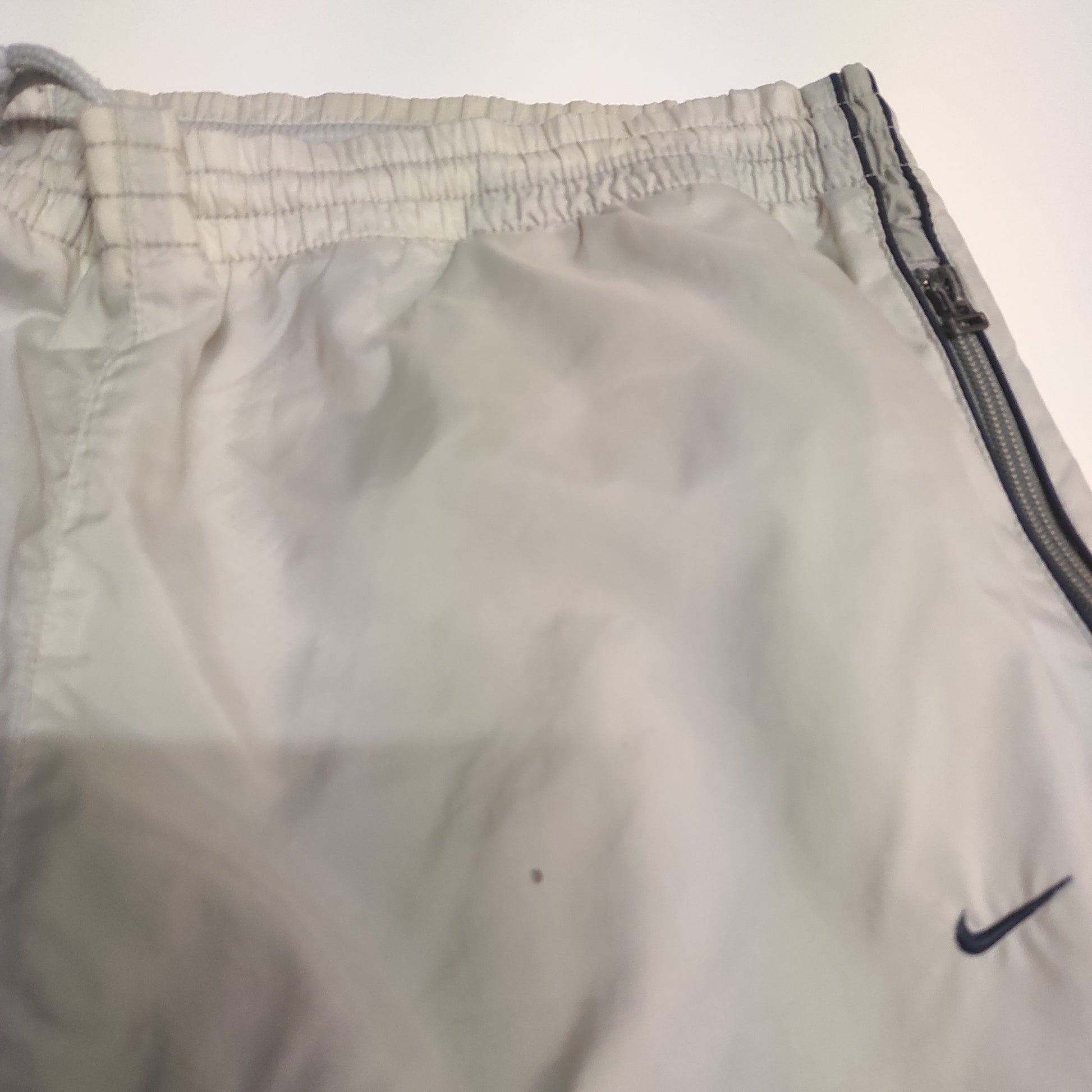 Entdecke unsere Vintage Track Pants von Nike und anderen Marken, erhältlich bei Valuxery.de - Dein Shop für trendige Vintage - Kleidung. Unsere Track Pants sind aus hochwertigen Materialien und