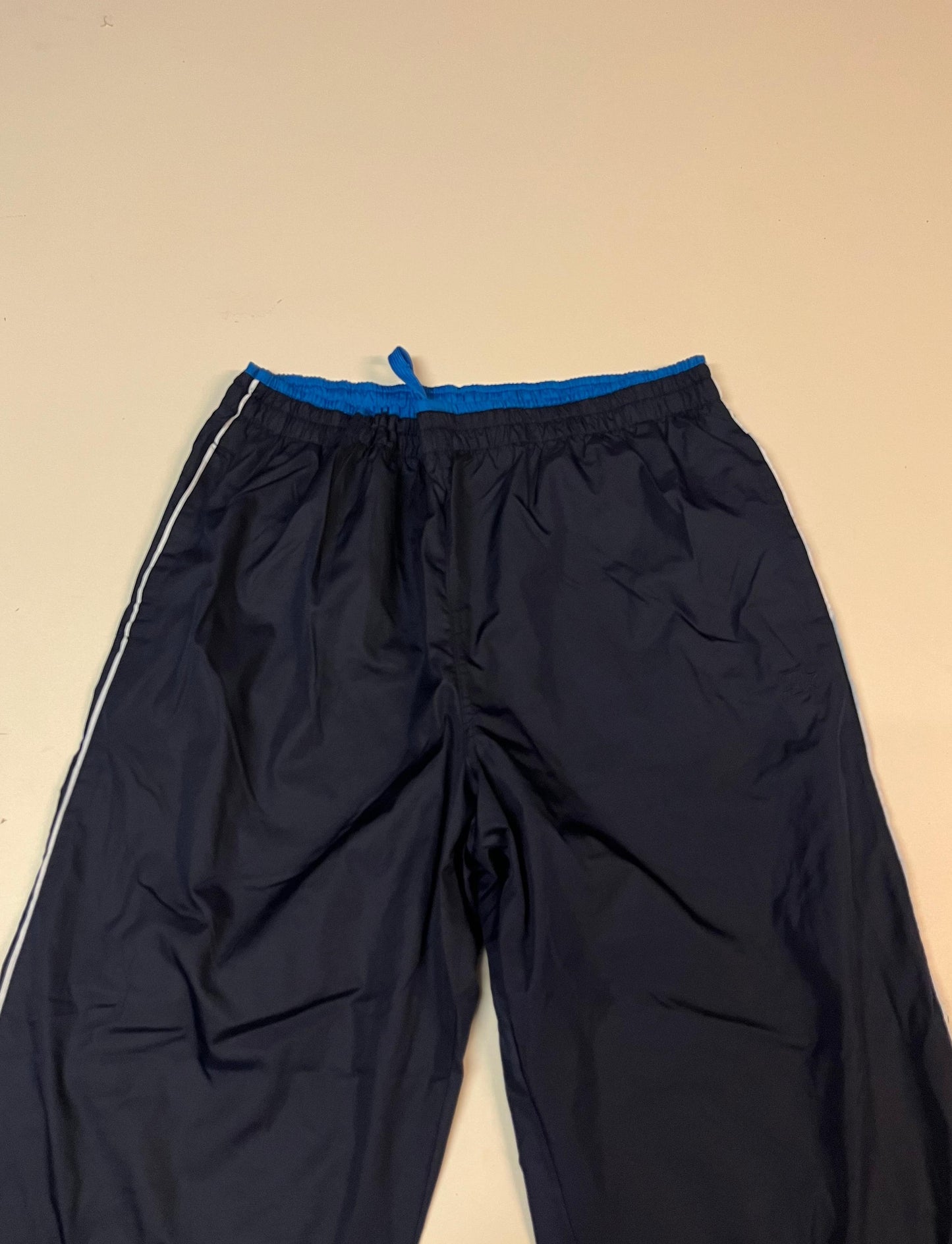 Entdecke unsere Vintage Track Pants von Nike und anderen Marken, erhältlich bei Valuxery.de - Dein Shop für trendige Vintage - Kleidung. Unsere Track Pants sind aus hochwertigen Materialien und