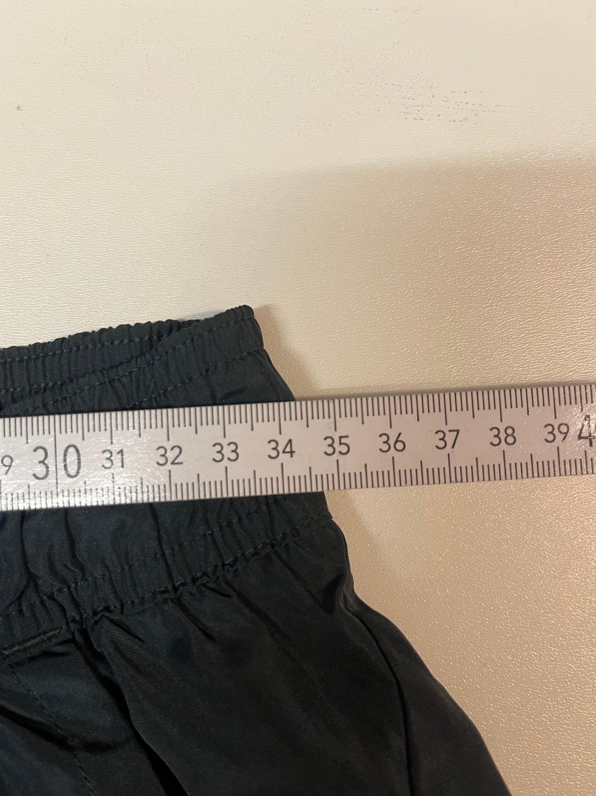 Entdecke unsere Vintage Track Pants von Nike und anderen Marken, erhältlich bei Valuxery.de - Dein Shop für trendige Vintage - Kleidung. Unsere Track Pants sind aus hochwertigen Materialien und