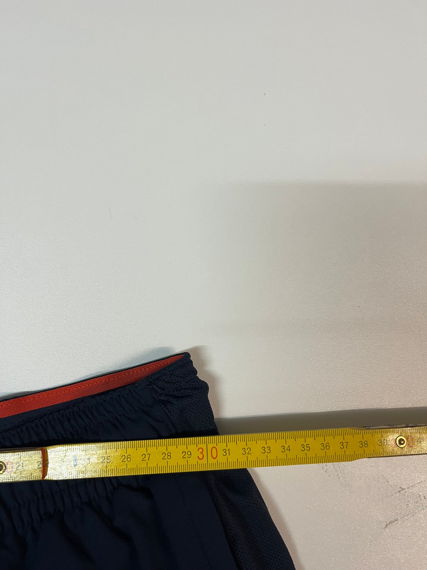 Entdecke unsere Vintage Track Pants von Nike und anderen Marken, erhältlich bei Valuxery.de - Dein Shop für trendige Vintage - Kleidung. Unsere Track Pants sind aus hochwertigen Materialien und