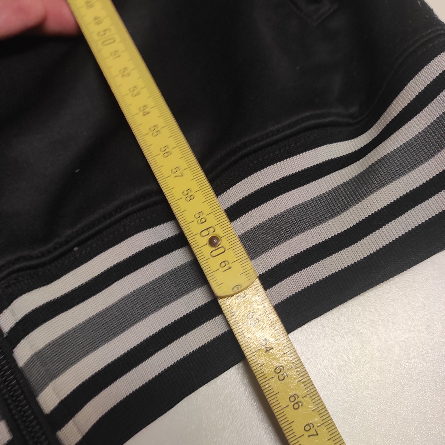 Entdecke unsere Vintage Track Pants von Nike und anderen Marken, erhältlich bei Valuxery.de - Dein Shop für trendige Vintage - Kleidung. Unsere Track Pants sind aus hochwertigen Materialien und
