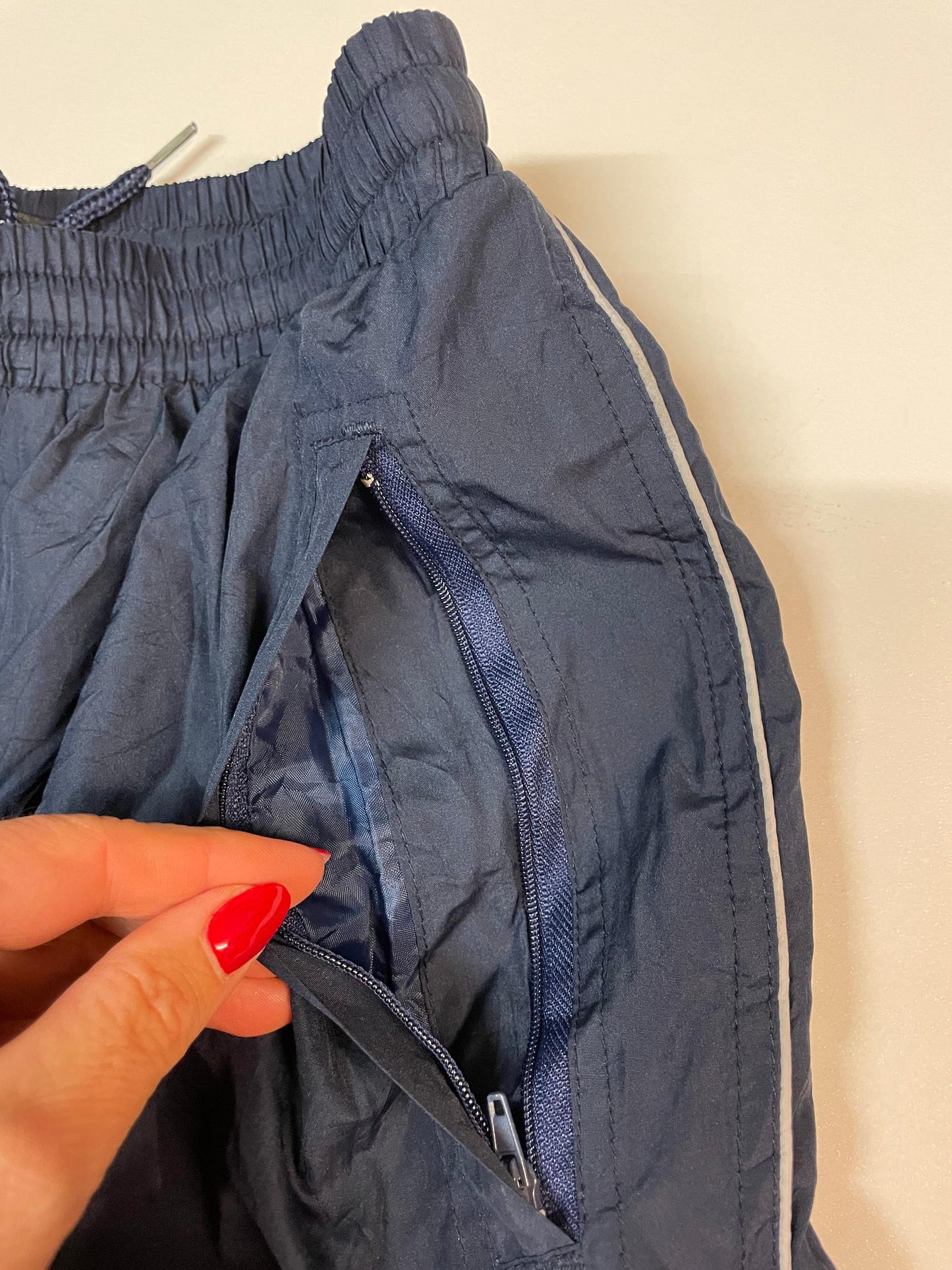 Entdecke unsere Vintage Track Pants von Nike und anderen Marken, erhältlich bei Valuxery.de - Dein Shop für trendige Vintage - Kleidung. Unsere Track Pants sind aus hochwertigen Materialien und