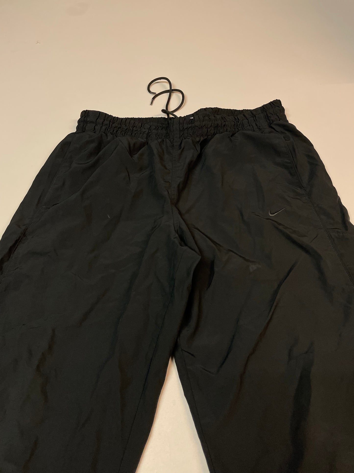 Entdecke unsere Vintage Track Pants von Nike und anderen Marken, erhältlich bei Valuxery.de - Dein Shop für trendige Vintage - Kleidung. Unsere Track Pants sind aus hochwertigen Materialien und