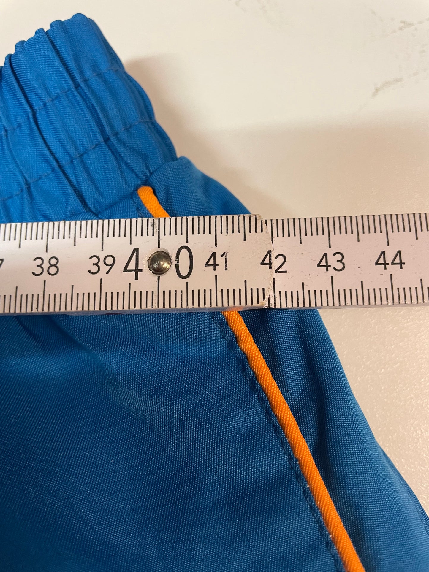 Entdecke unsere Vintage Track Pants von Nike und anderen Marken, erhältlich bei Valuxery.de - Dein Shop für trendige Vintage - Kleidung. Unsere Track Pants sind aus hochwertigen Materialien und