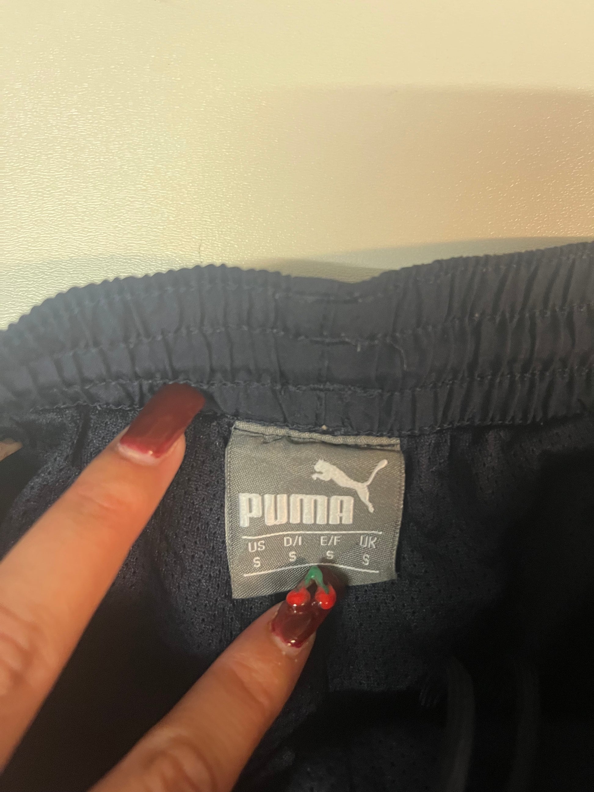 Entdecke unsere Vintage Track Pants von Nike und anderen Marken, erhältlich bei Valuxery.de - Dein Shop für trendige Vintage - Kleidung. Unsere Track Pants sind aus hochwertigen Materialien und