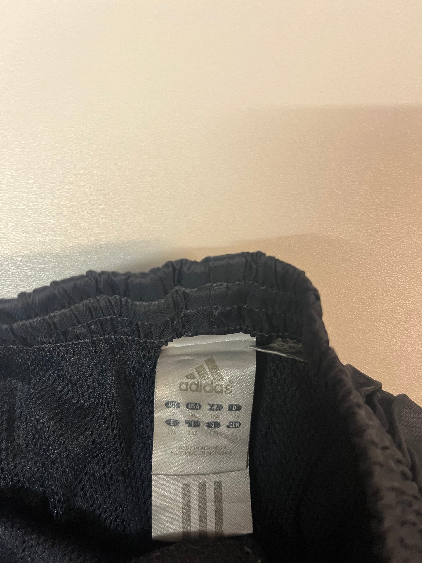 Entdecke unsere Vintage Track Pants von Nike und anderen Marken, erhältlich bei Valuxery.de - Dein Shop für trendige Vintage - Kleidung. Unsere Track Pants sind aus hochwertigen Materialien und