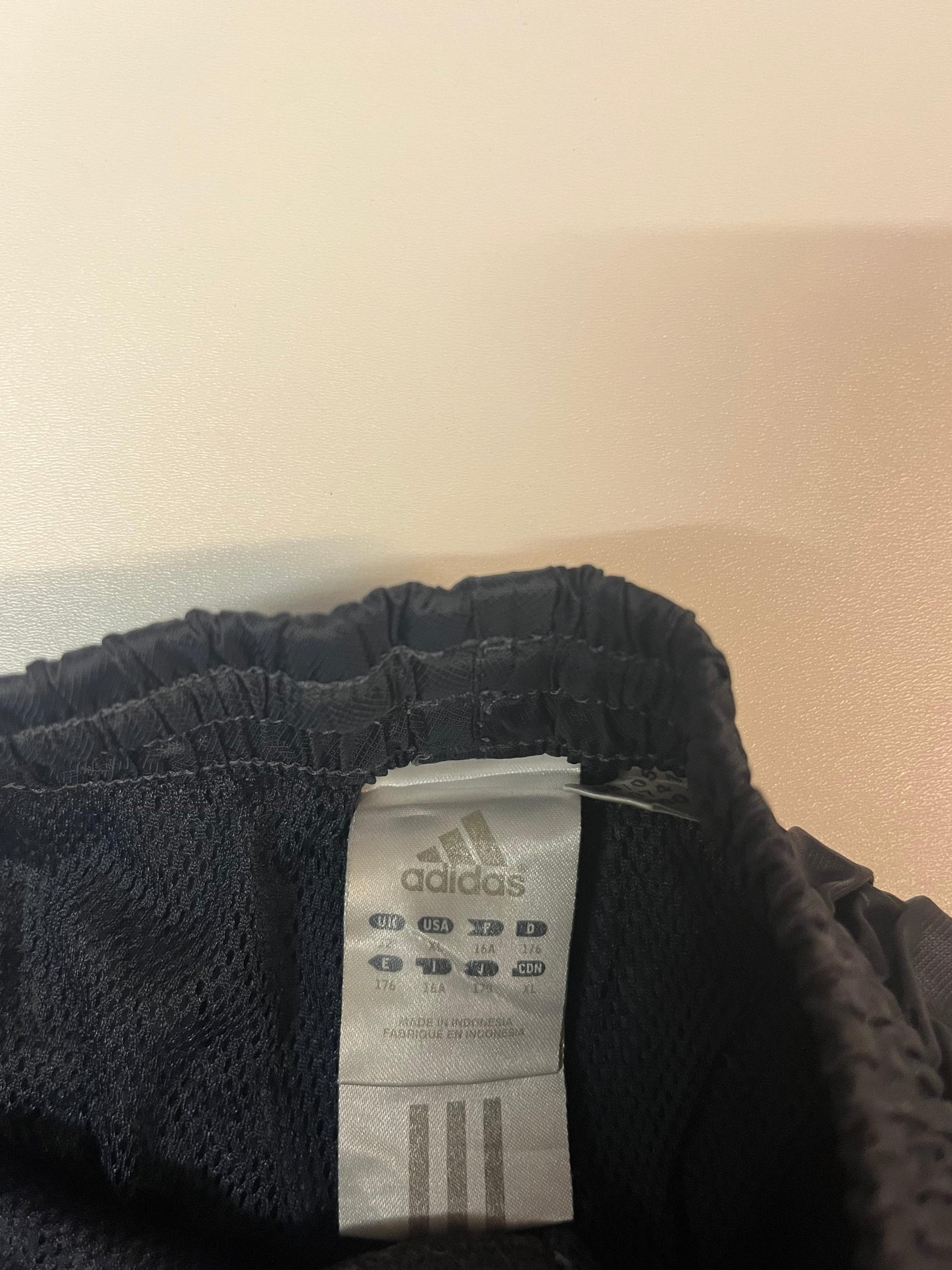 Entdecke unsere Vintage Track Pants von Nike und anderen Marken, erhältlich bei Valuxery.de - Dein Shop für trendige Vintage - Kleidung. Unsere Track Pants sind aus hochwertigen Materialien und