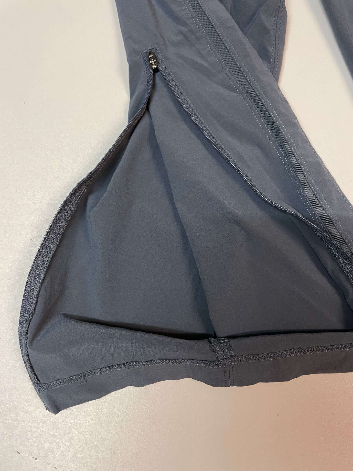 Entdecke unsere Vintage Track Pants von Nike und anderen Marken, erhältlich bei Valuxery.de - Dein Shop für trendige Vintage - Kleidung. Unsere Track Pants sind aus hochwertigen Materialien und