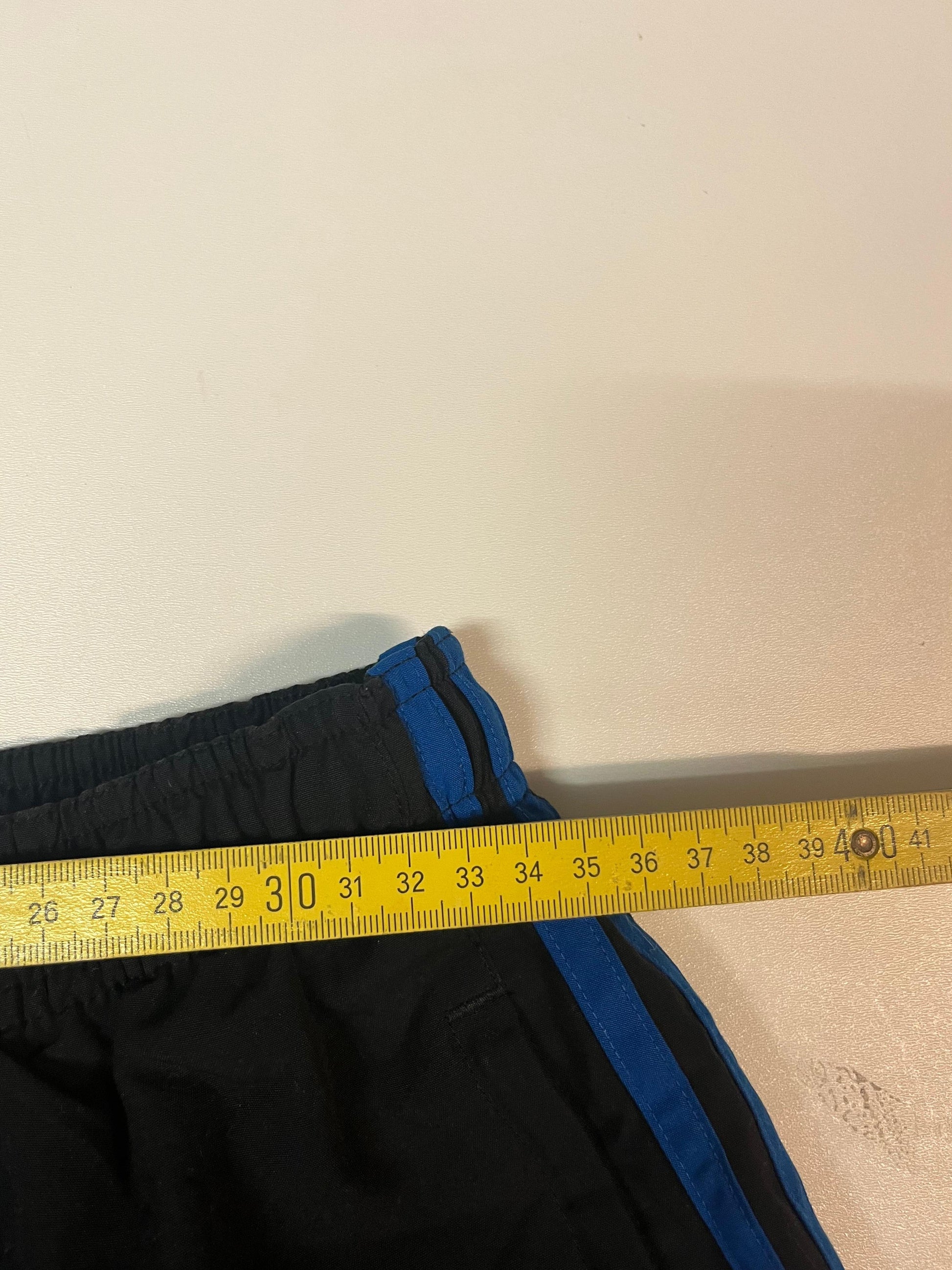 Entdecke unsere Vintage Track Pants von Nike und anderen Marken, erhältlich bei Valuxery.de - Dein Shop für trendige Vintage - Kleidung. Unsere Track Pants sind aus hochwertigen Materialien und