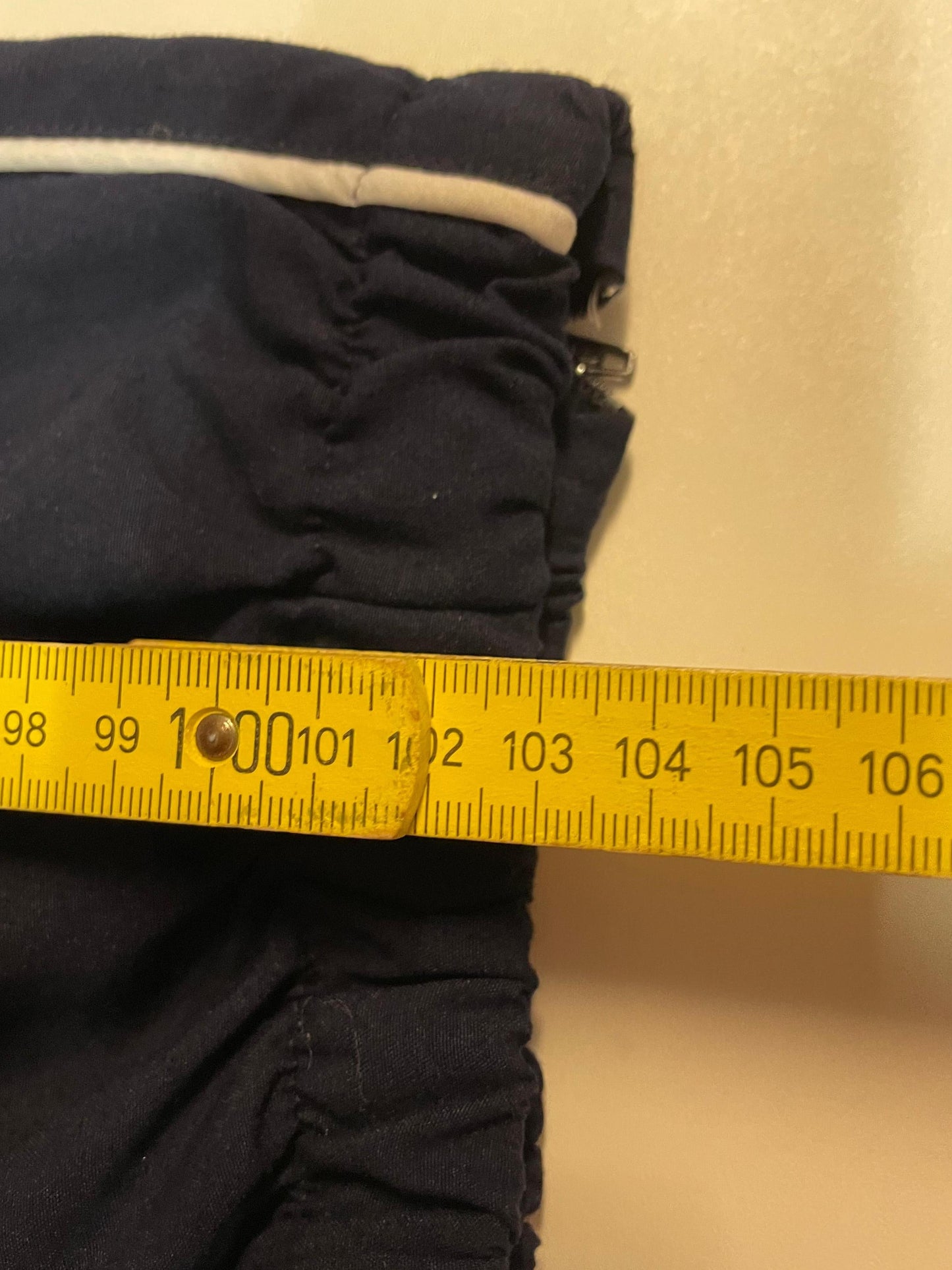 Entdecke unsere Vintage Track Pants von Nike und anderen Marken, erhältlich bei Valuxery.de - Dein Shop für trendige Vintage - Kleidung. Unsere Track Pants sind aus hochwertigen Materialien und