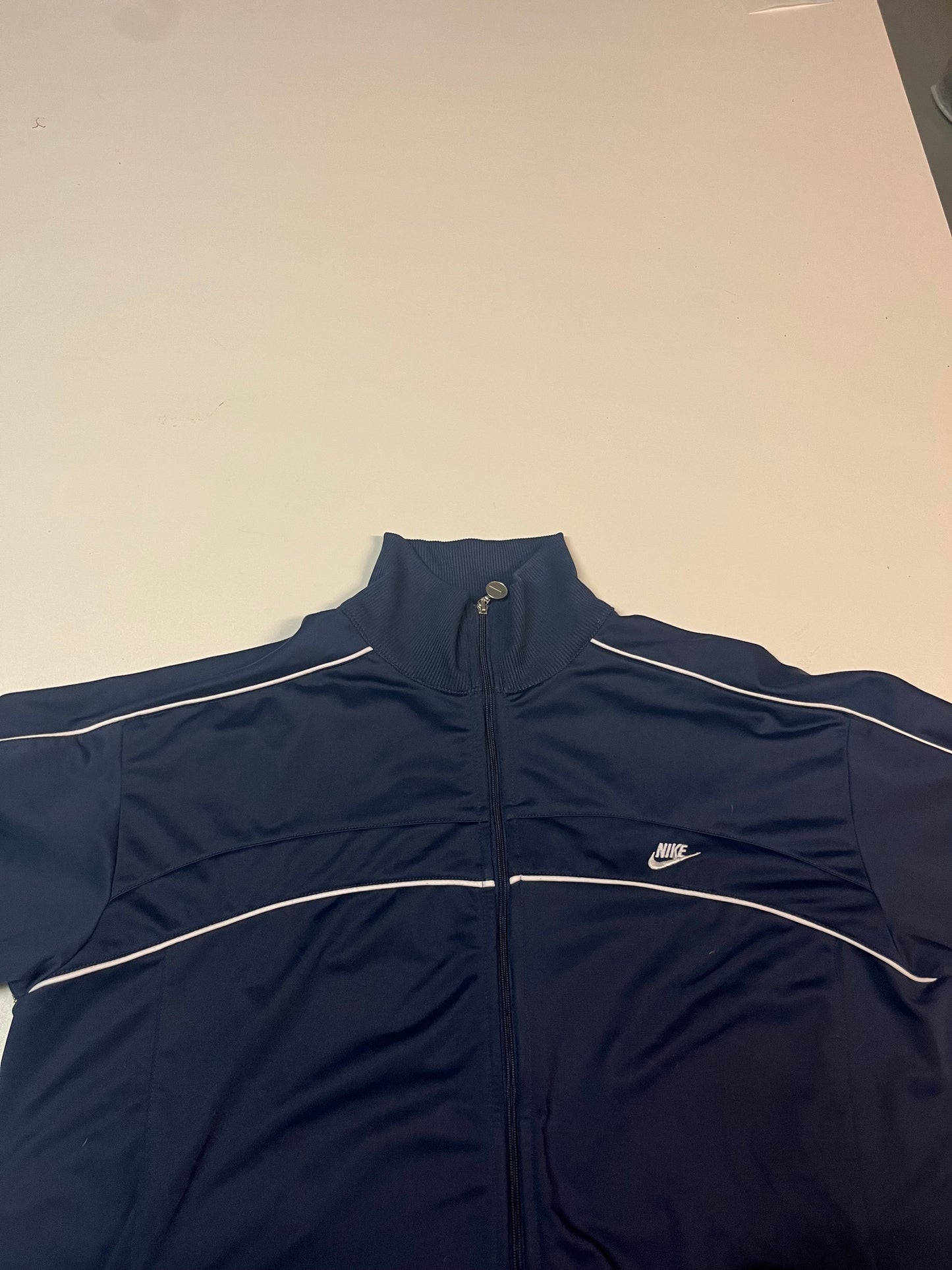 Entdecke unsere Vintage Track Pants von Nike und anderen Marken, erhältlich bei Valuxery.de - Dein Shop für trendige Vintage - Kleidung. Unsere Track Pants sind aus hochwertigen Materialien und