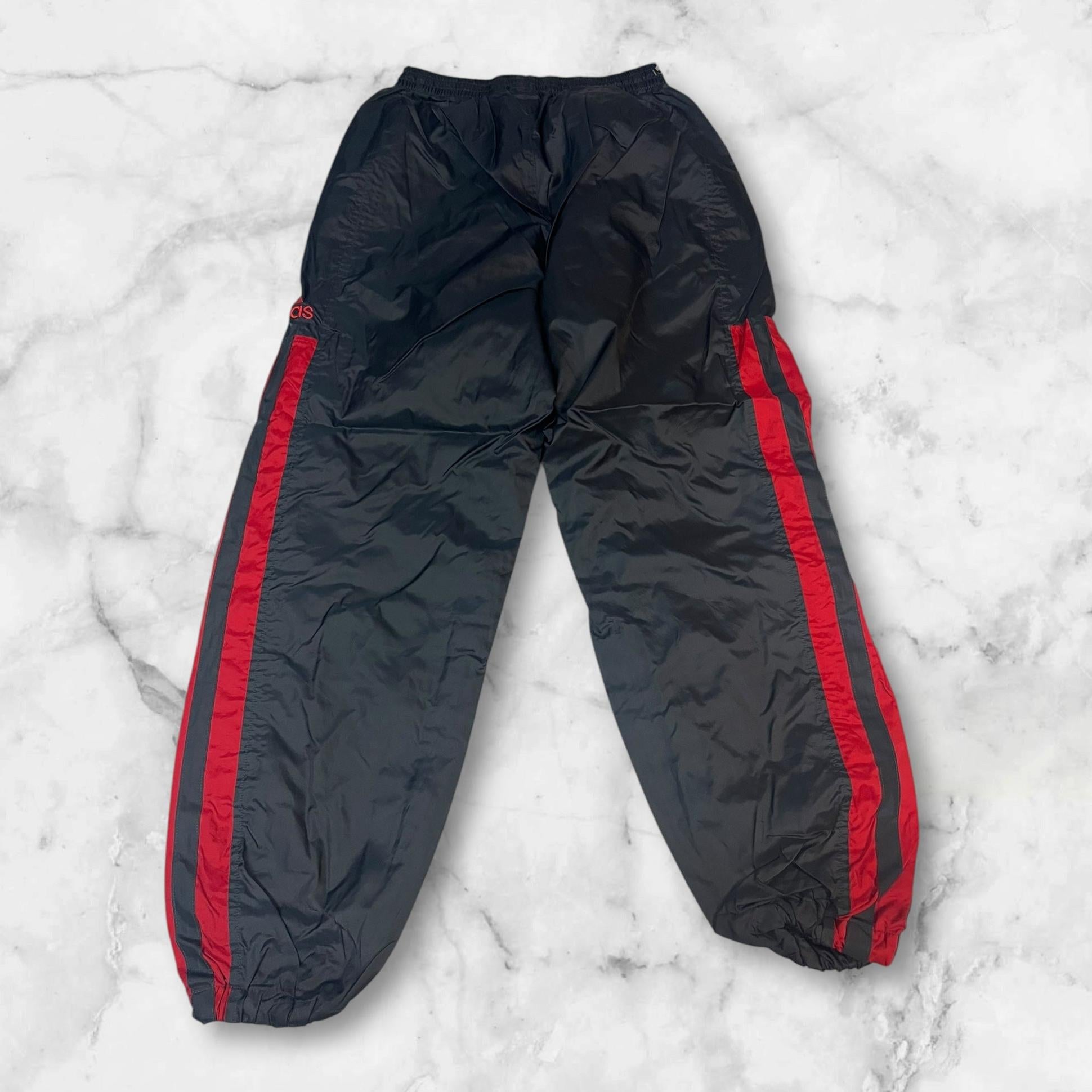 Entdecke unsere Vintage Track Pants von Nike und anderen Marken, erhältlich bei Valuxery.de - Dein Shop für trendige Vintage - Kleidung. Unsere Track Pants sind aus hochwertigen Materialien und