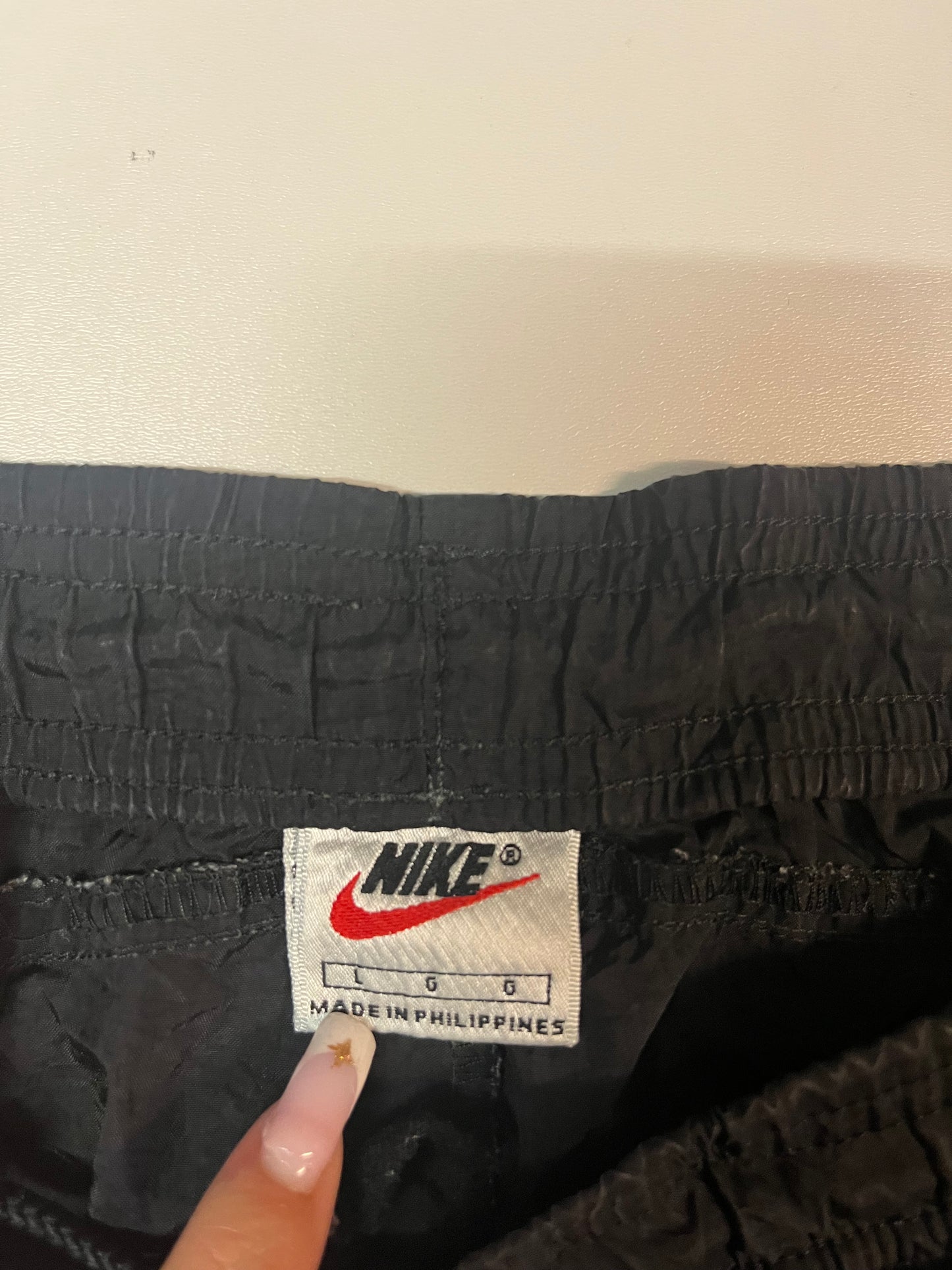 Entdecke unsere Vintage Track Pants von Nike und anderen Marken, erhältlich bei Valuxery.de - Dein Shop für trendige Vintage - Kleidung. Unsere Track Pants sind aus hochwertigen Materialien und