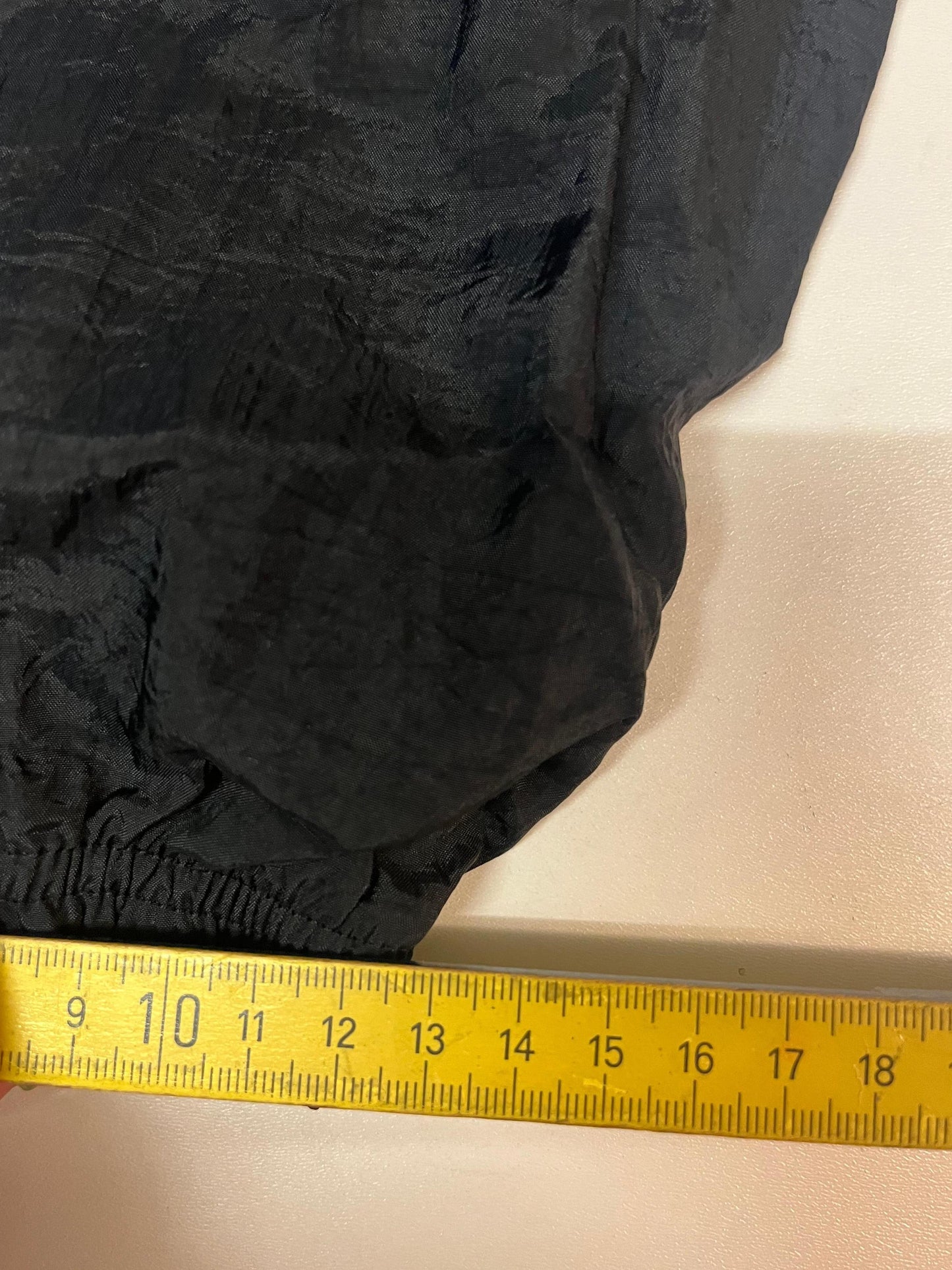 Entdecke unsere Vintage Track Pants von Nike und anderen Marken, erhältlich bei Valuxery.de - Dein Shop für trendige Vintage - Kleidung. Unsere Track Pants sind aus hochwertigen Materialien und