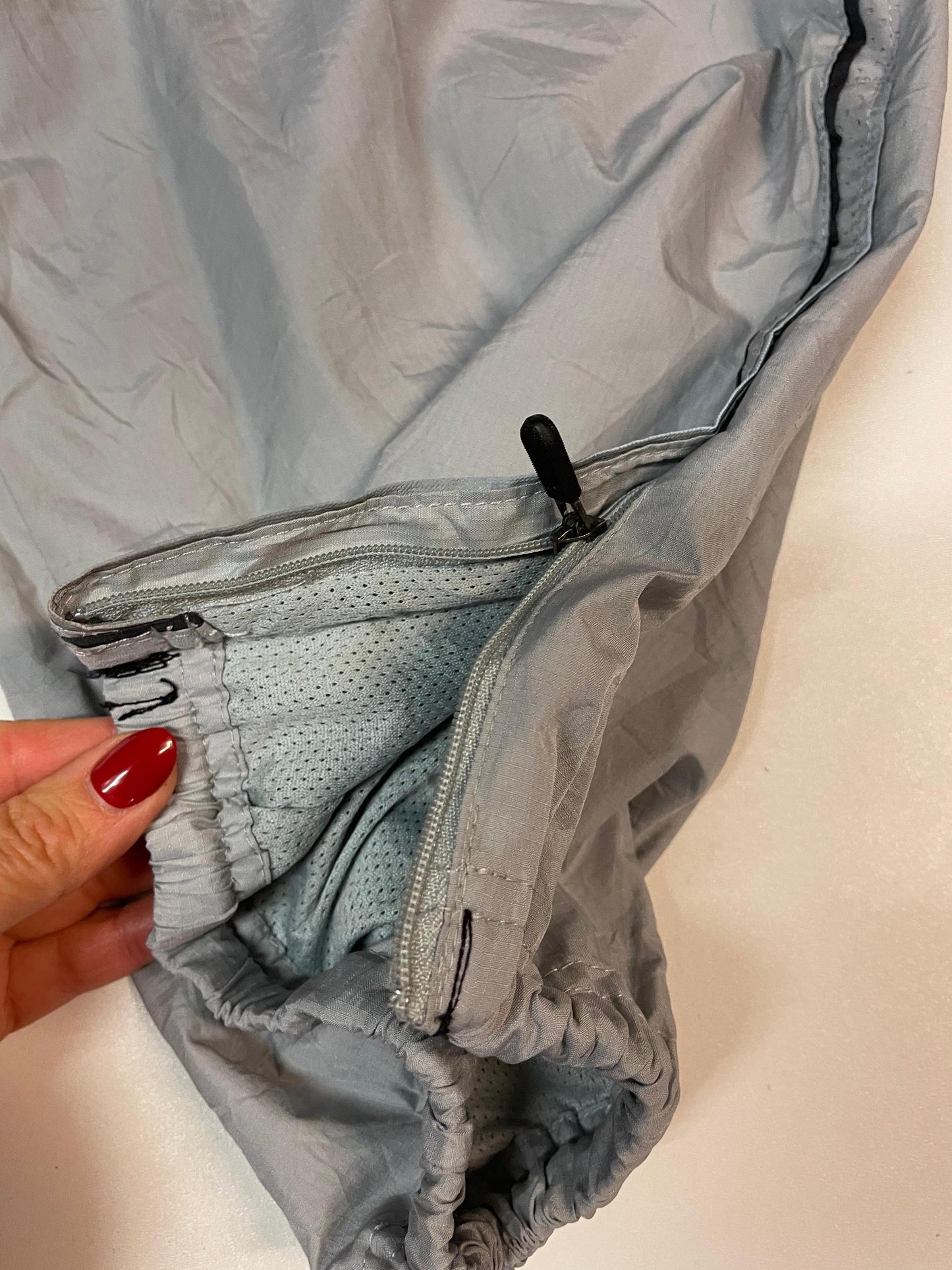 Entdecke unsere Vintage Track Pants von Nike und anderen Marken, erhältlich bei Valuxery.de - Dein Shop für trendige Vintage - Kleidung. Unsere Track Pants sind aus hochwertigen Materialien und