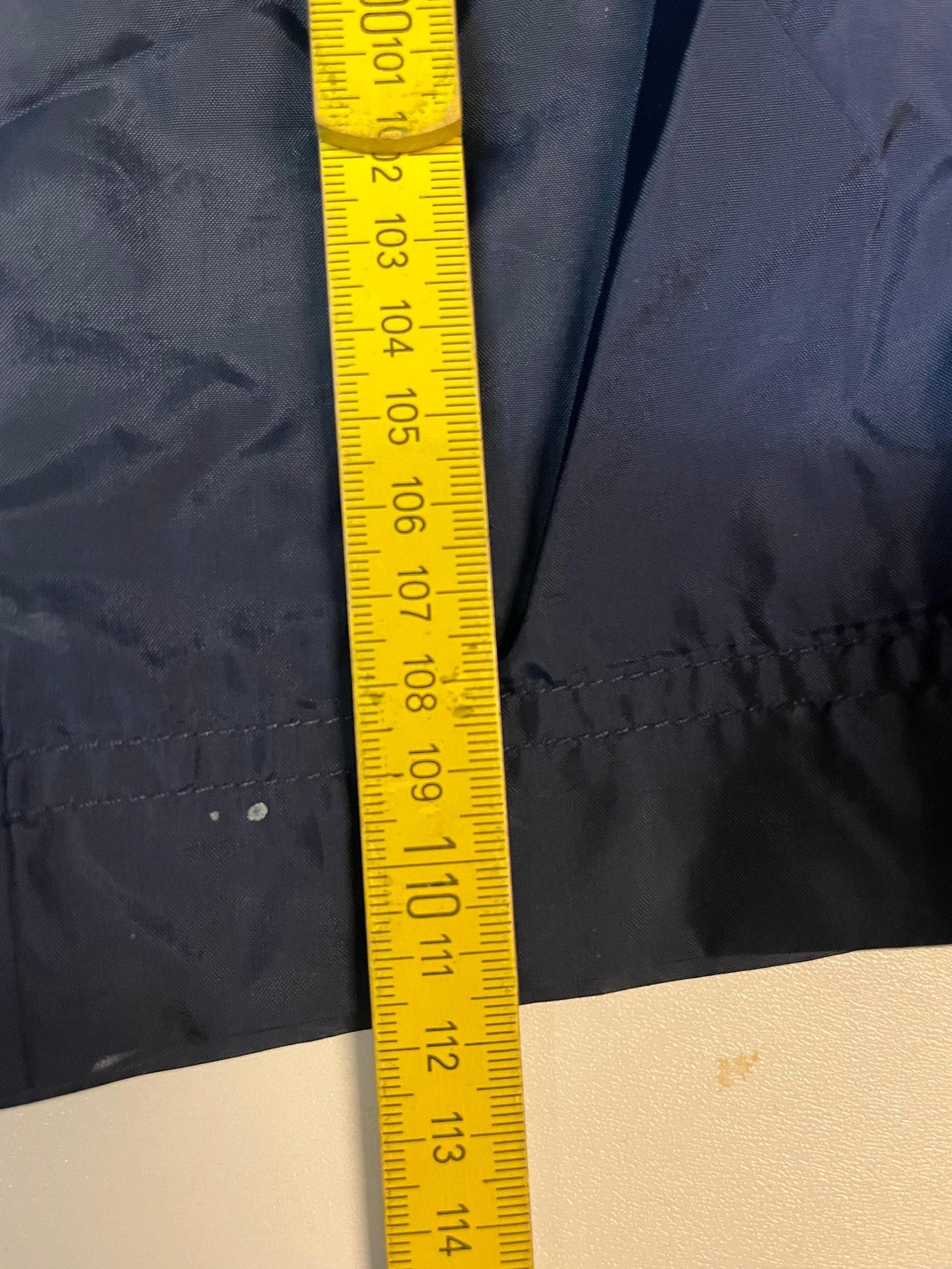 Entdecke unsere Vintage Track Pants von Nike und anderen Marken, erhältlich bei Valuxery.de - Dein Shop für trendige Vintage - Kleidung. Unsere Track Pants sind aus hochwertigen Materialien und
