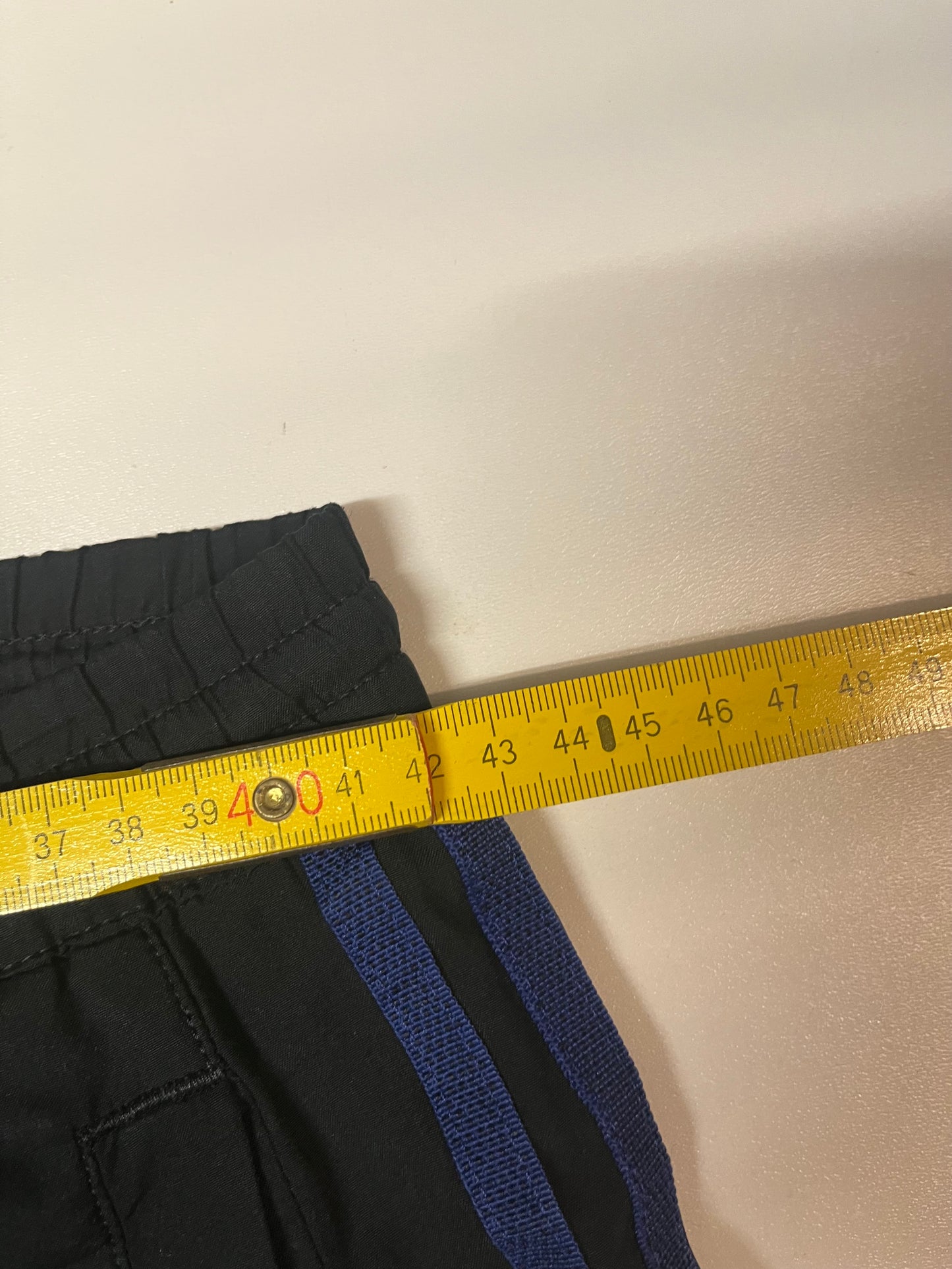 Entdecke unsere Vintage Track Pants von Nike und anderen Marken, erhältlich bei Valuxery.de - Dein Shop für trendige Vintage - Kleidung. Unsere Track Pants sind aus hochwertigen Materialien und