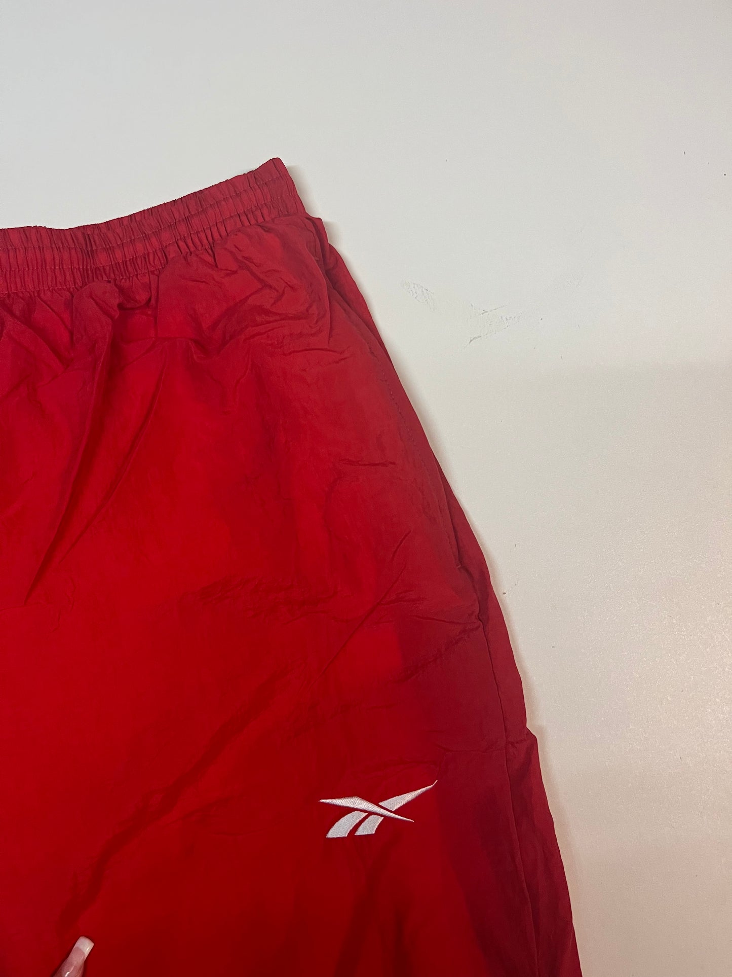 Entdecke unsere Vintage Track Pants von Nike und anderen Marken, erhältlich bei Valuxery.de - Dein Shop für trendige Vintage - Kleidung. Unsere Track Pants sind aus hochwertigen Materialien und