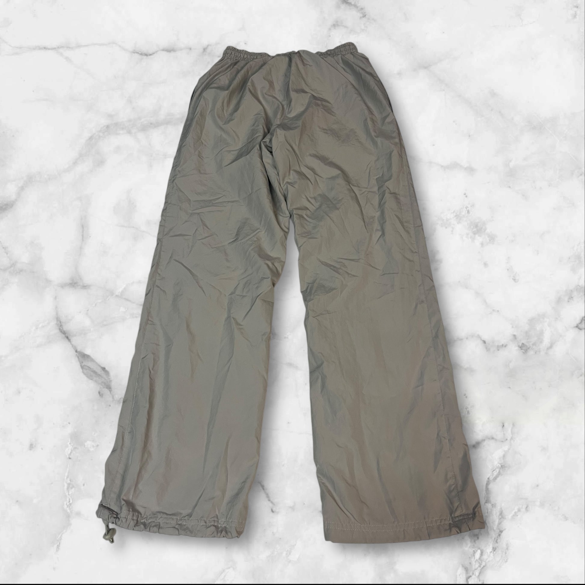 Entdecke unsere Vintage Track Pants von Nike und anderen Marken, erhältlich bei Valuxery.de - Dein Shop für trendige Vintage - Kleidung. Unsere Track Pants sind aus hochwertigen Materialien und