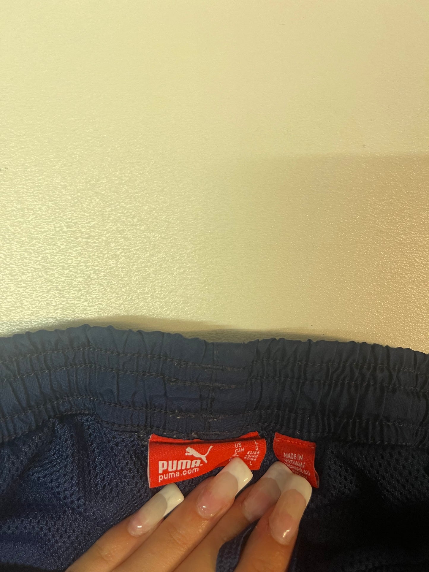 Entdecke unsere Vintage Track Pants von Nike und anderen Marken, erhältlich bei Valuxery.de - Dein Shop für trendige Vintage - Kleidung. Unsere Track Pants sind aus hochwertigen Materialien und