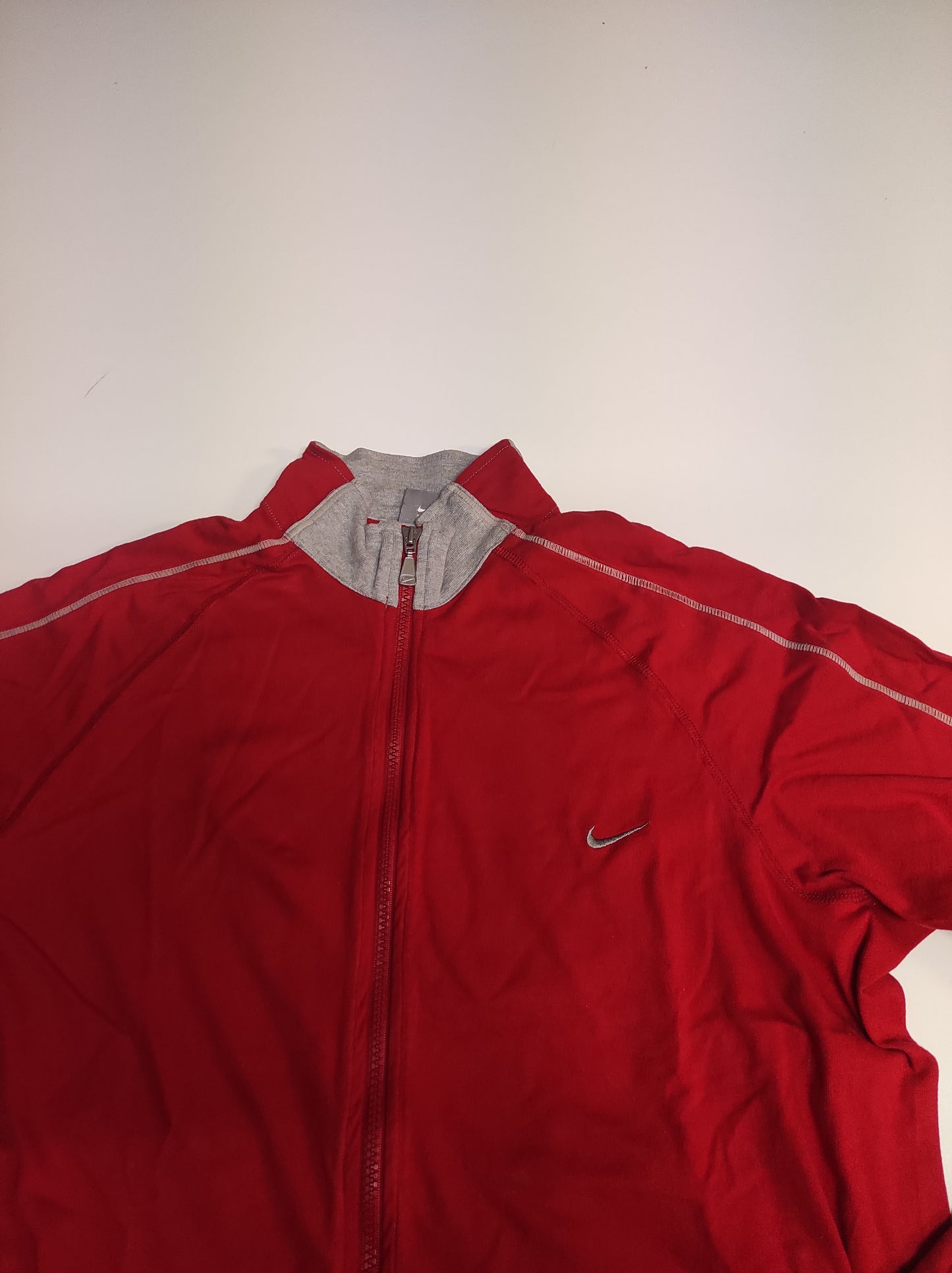 Entdecke unsere Vintage Track Pants von Nike und anderen Marken, erhältlich bei Valuxery.de - Dein Shop für trendige Vintage - Kleidung. Unsere Track Pants sind aus hochwertigen Materialien und