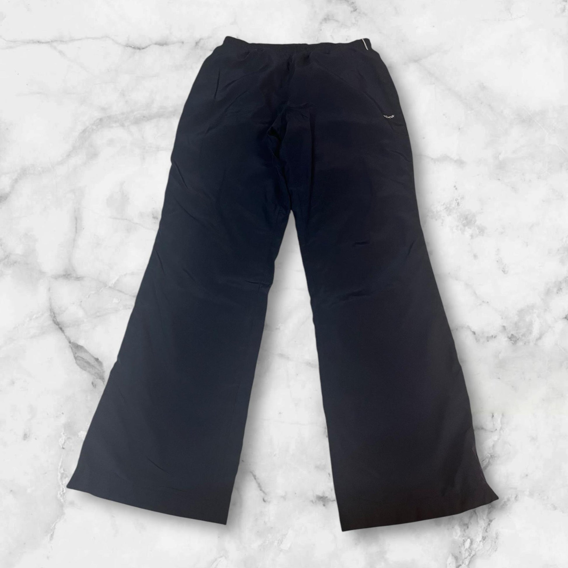 Entdecke unsere Vintage Track Pants von Nike und anderen Marken, erhältlich bei Valuxery.de - Dein Shop für trendige Vintage - Kleidung. Unsere Track Pants sind aus hochwertigen Materialien und