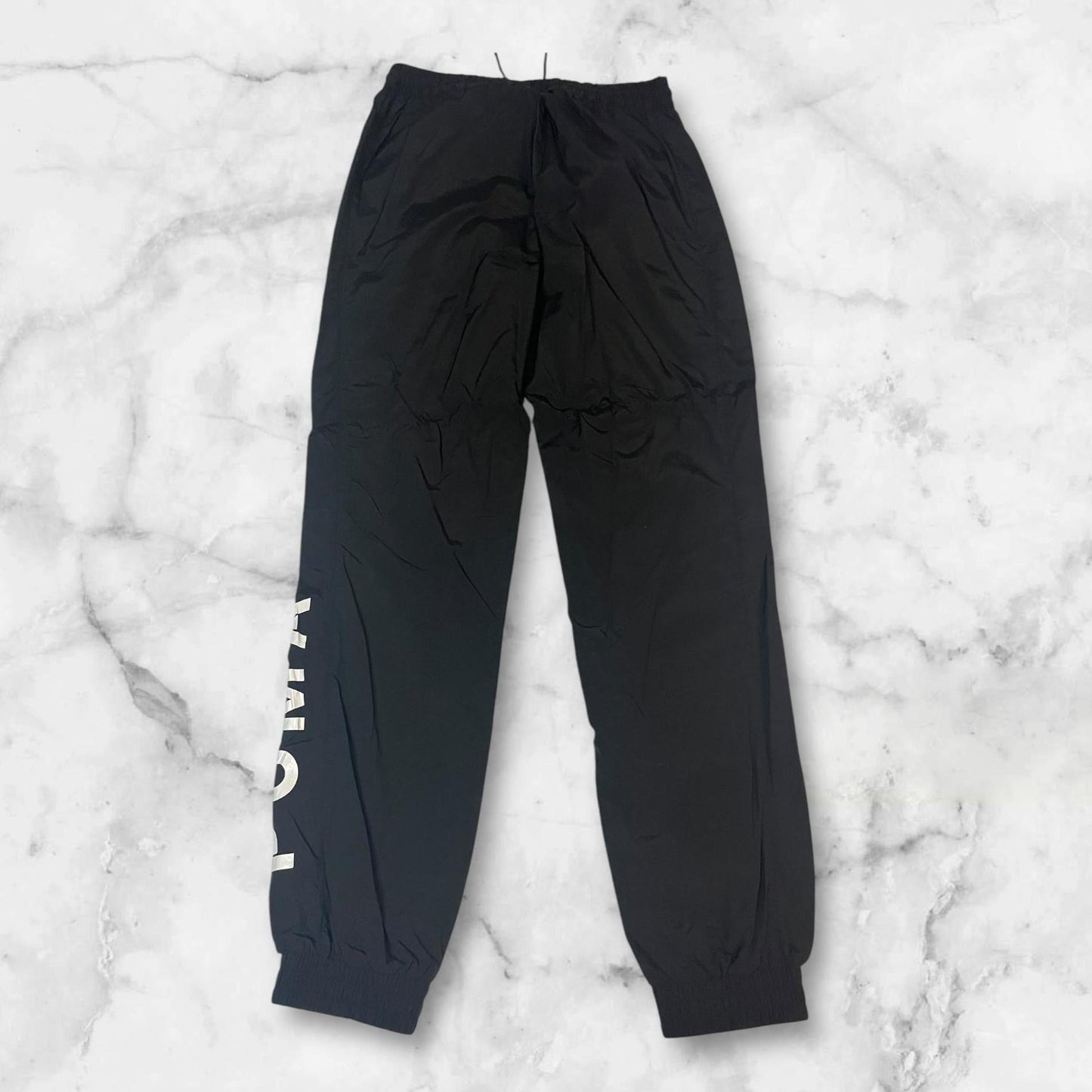 Entdecke unsere Vintage Track Pants von Nike und anderen Marken, erhältlich bei Valuxery.de - Dein Shop für trendige Vintage - Kleidung. Unsere Track Pants sind aus hochwertigen Materialien und