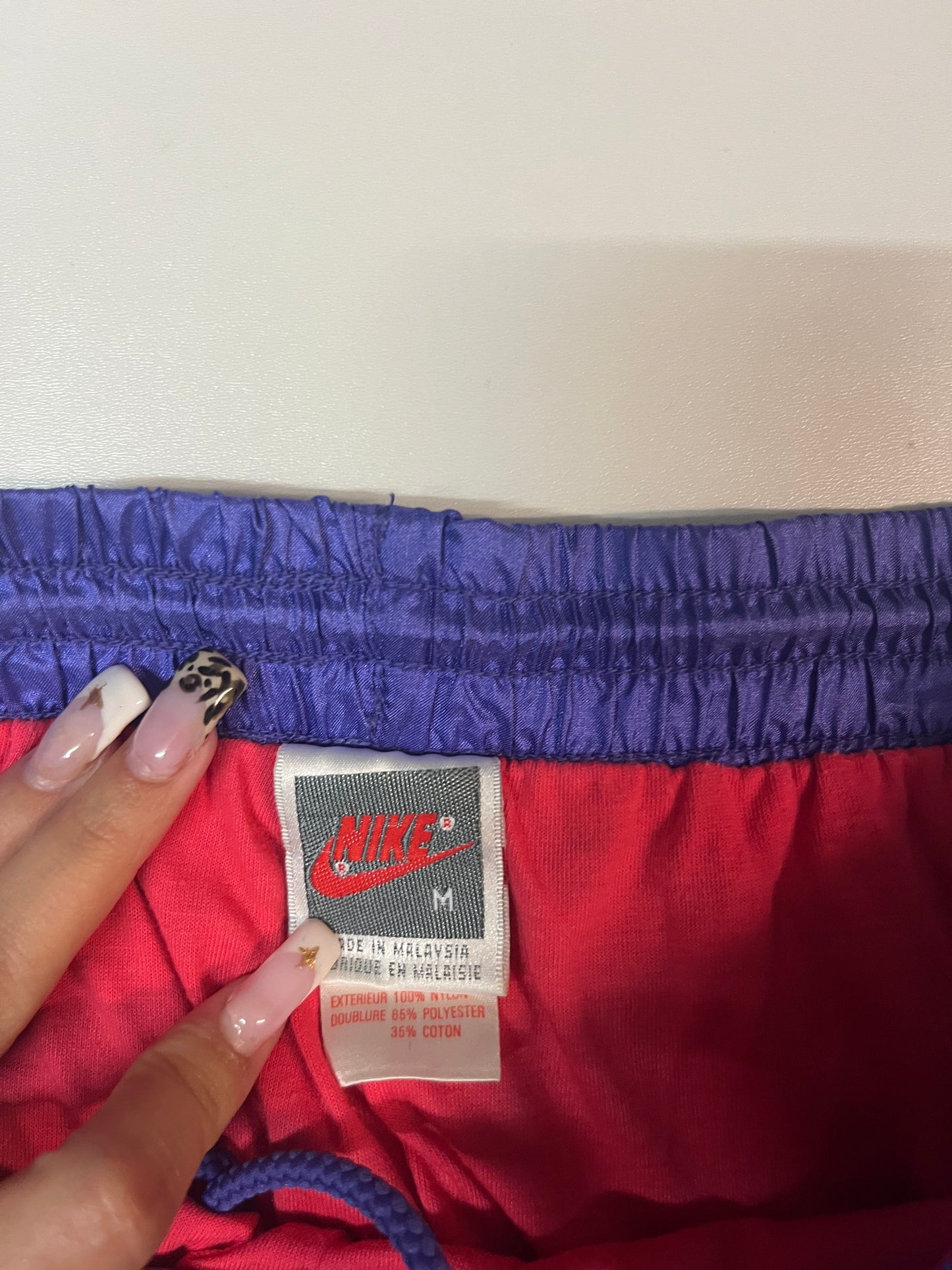 Entdecke unsere Vintage Track Pants von Nike und anderen Marken, erhältlich bei Valuxery.de - Dein Shop für trendige Vintage - Kleidung. Unsere Track Pants sind aus hochwertigen Materialien und